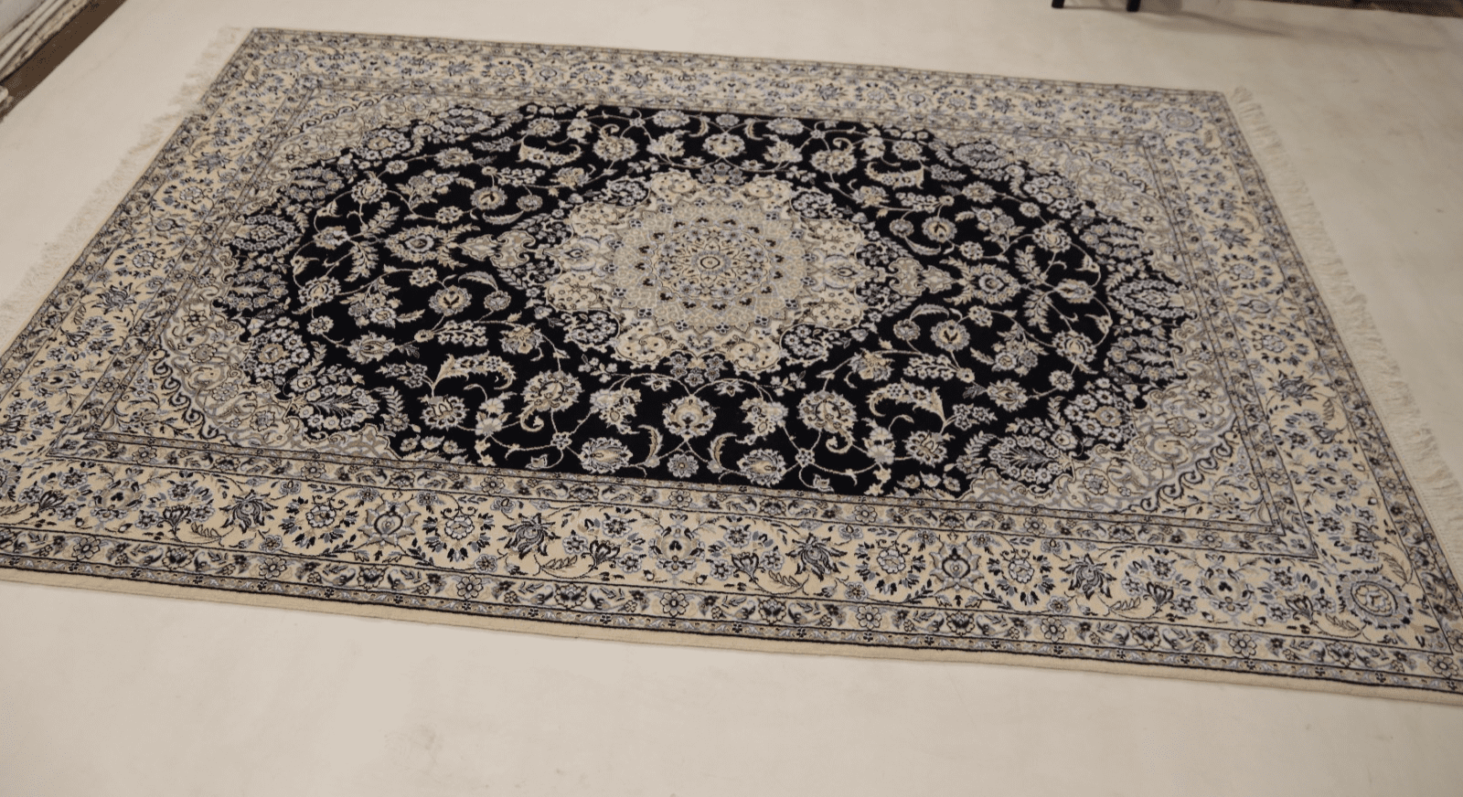 perserteppich-nain-9-la-314-x-203-cm-seide-handgeknupft-4 Handgeknüpfter Nain Perserteppich, 312 × 202 cm, Wolle & Seide