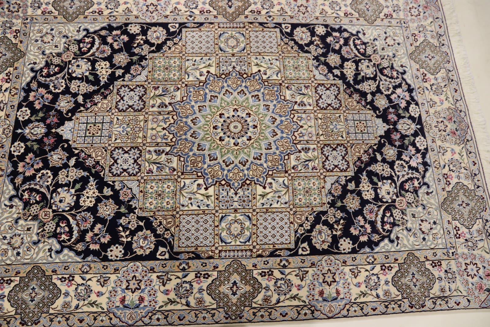 perserteppich-nain-186-x-128-cm-80-wolle-20-seide-handgeknupft-3 Handgeknüpfter Nain Perserteppich 184 × 127 cm