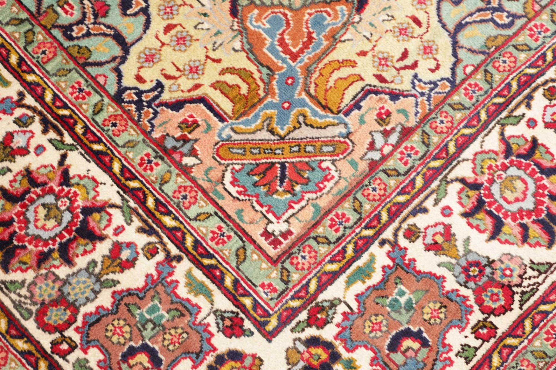 Handgeknüpfter Täbriz Perserteppich 225 × 292 cm