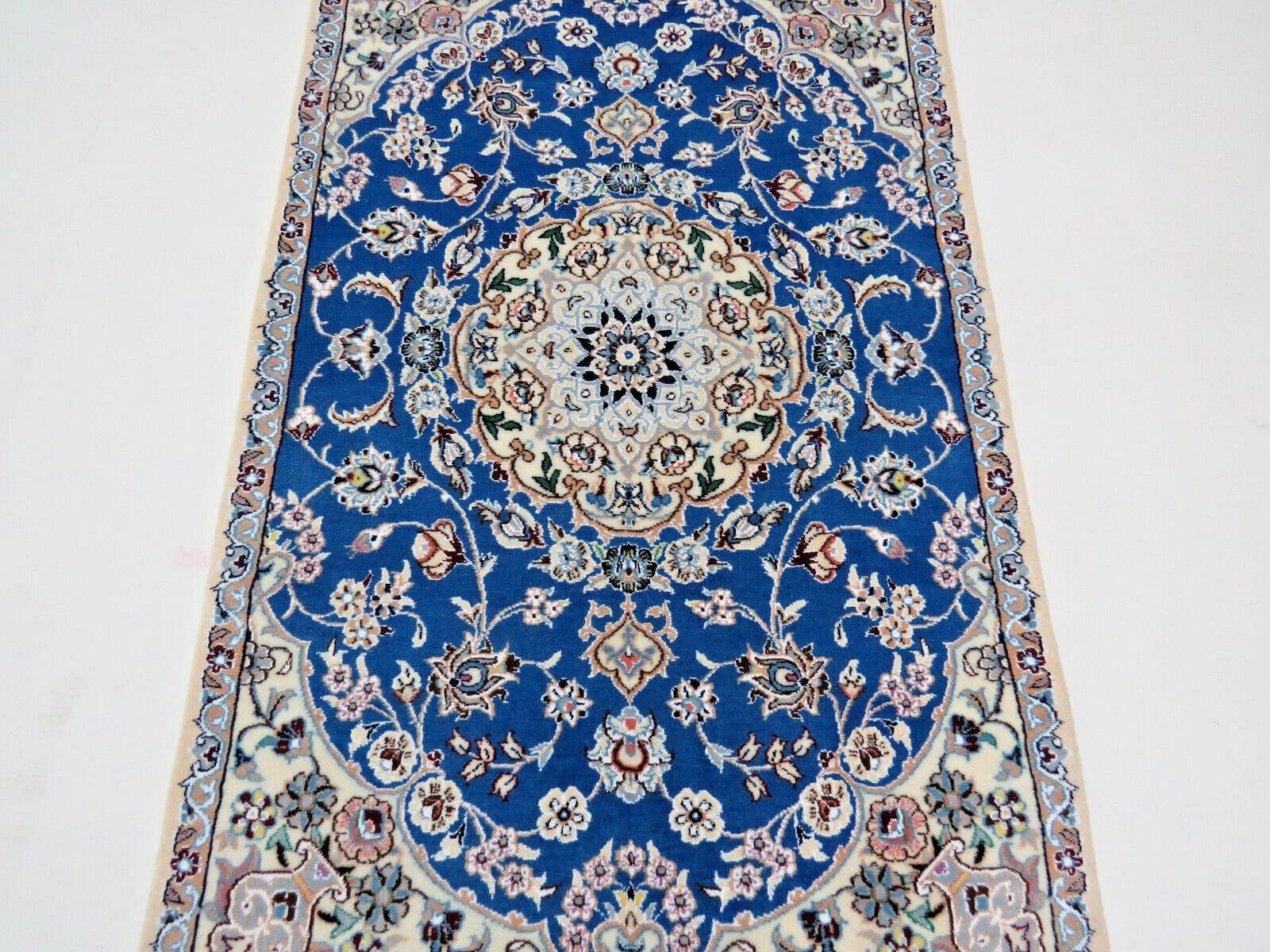 perserteppich-nain-120-x-75-cm-schurwolle-seide-handgeknupft-elegant-4 Handgeknüpfter Nain Perserteppich, 120 × 75 cm, Wolle