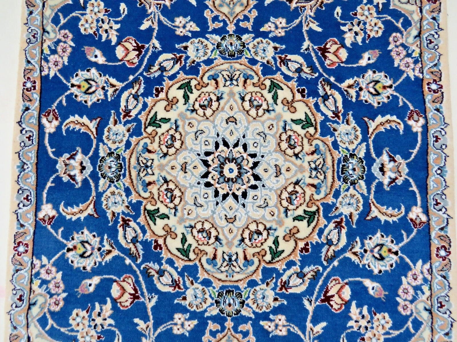 perserteppich-nain-120-x-75-cm-schurwolle-seide-handgeknupft-elegant-5 Handgeknüpfter Nain Perserteppich, 120 × 75 cm, Wolle