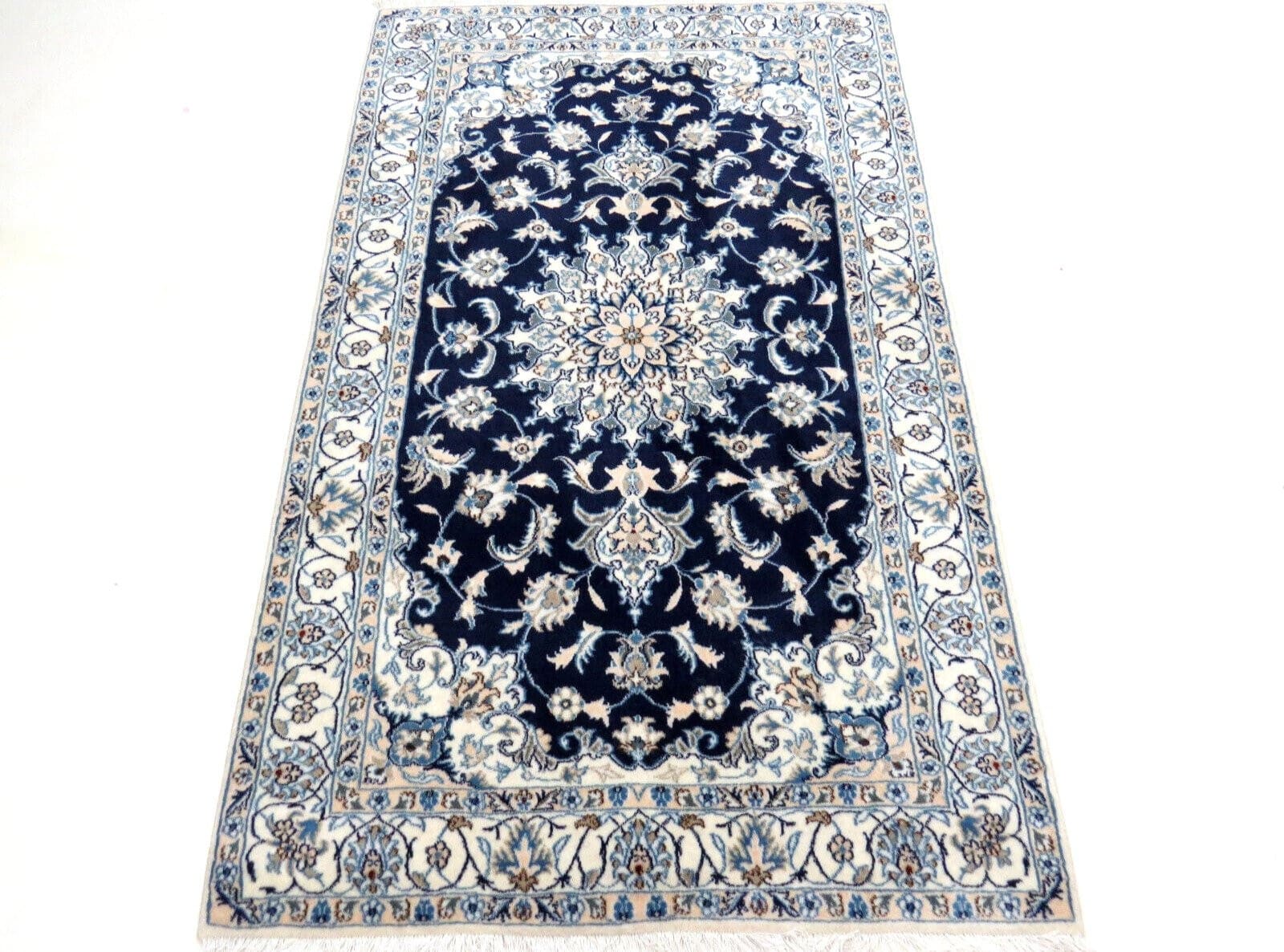 Nain Perserteppich aus Iran, 200 × 117 cm
