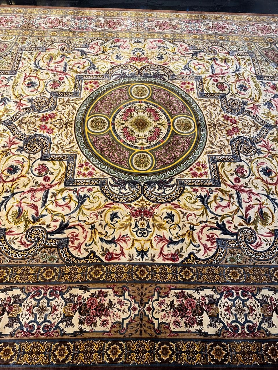 391×298,5 cm Handgeknüpfter Hossein Erami Ghom Seidenteppich „Simrokh – Cinnamon Cream“ | 11,67 m² | 71,5 Raj | 12.505.000 Knoten | 100 % Seide H1