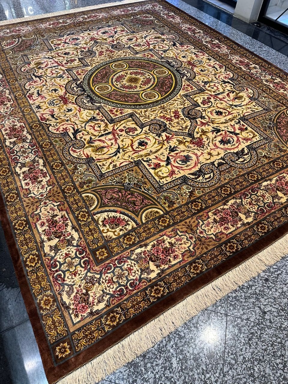 391×298,5 cm Handgeknüpfter Hossein Erami Ghom Seidenteppich „Simrokh – Cinnamon Cream“ | 11,67 m² | 71,5 Raj | 12.505.000 Knoten | 100 % Seide H1