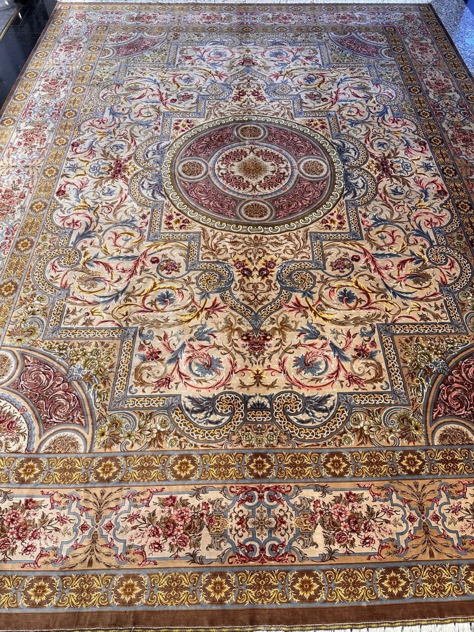 391×298,5 cm Handgeknüpfter Hossein Erami Ghom Seidenteppich „Simrokh – Cinnamon Cream“ | 11,67 m² | 71,5 Raj | 12.505.000 Knoten | 100 % Seide H1