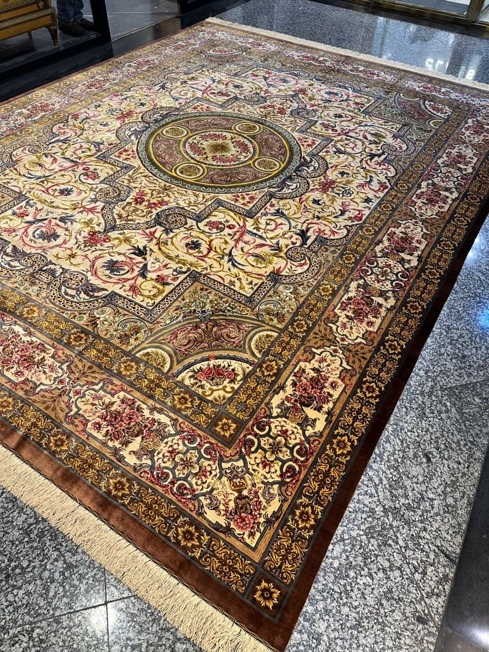 391×298,5 cm Handgeknüpfter Hossein Erami Ghom Seidenteppich „Simrokh – Cinnamon Cream“ | 11,67 m² | 71,5 Raj | 12.505.000 Knoten | 100 % Seide H1
