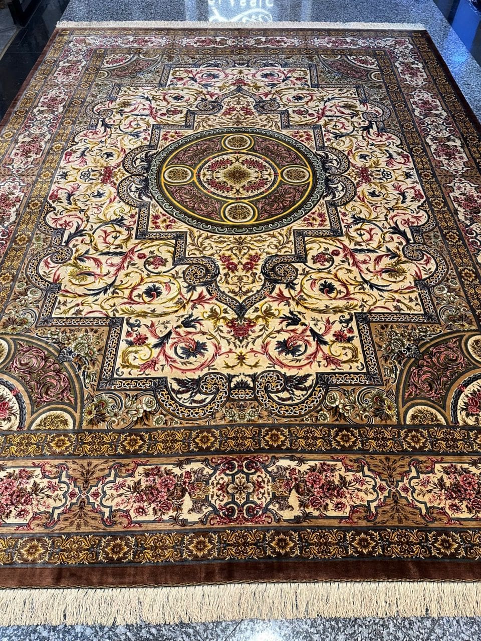 391×298,5 cm Handgeknüpfter Hossein Erami Ghom Seidenteppich „Simrokh – Cinnamon Cream“ | 11,67 m² | 71,5 Raj | 12.505.000 Knoten | 100 % Seide H1
