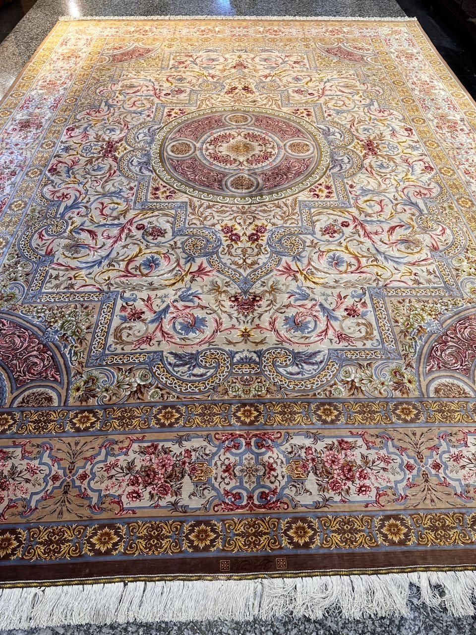 391×298,5 cm Handgeknüpfter Hossein Erami Ghom Seidenteppich „Simrokh – Cinnamon Cream“ | 11,67 m² | 71,5 Raj | 12.505.000 Knoten | 100 % Seide H1