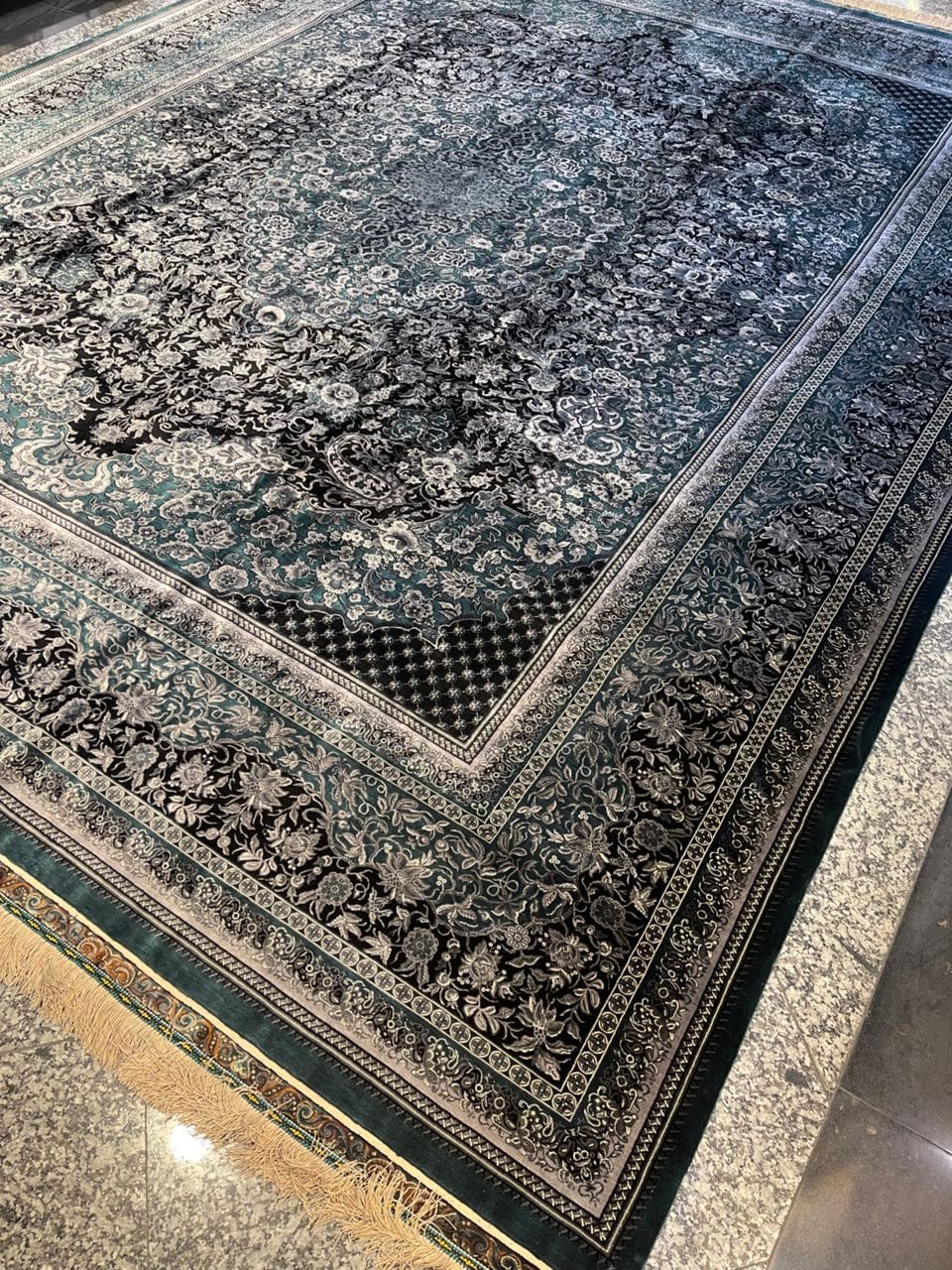 NEU 393×300 cm Handgeknüpfter Hossein Erami Ghom Seidenteppich „Golfarang – Dark Blue“ | 11,79 m² | 65,9 Raj | 12.585.600 Knoten | 100 % Seide H1