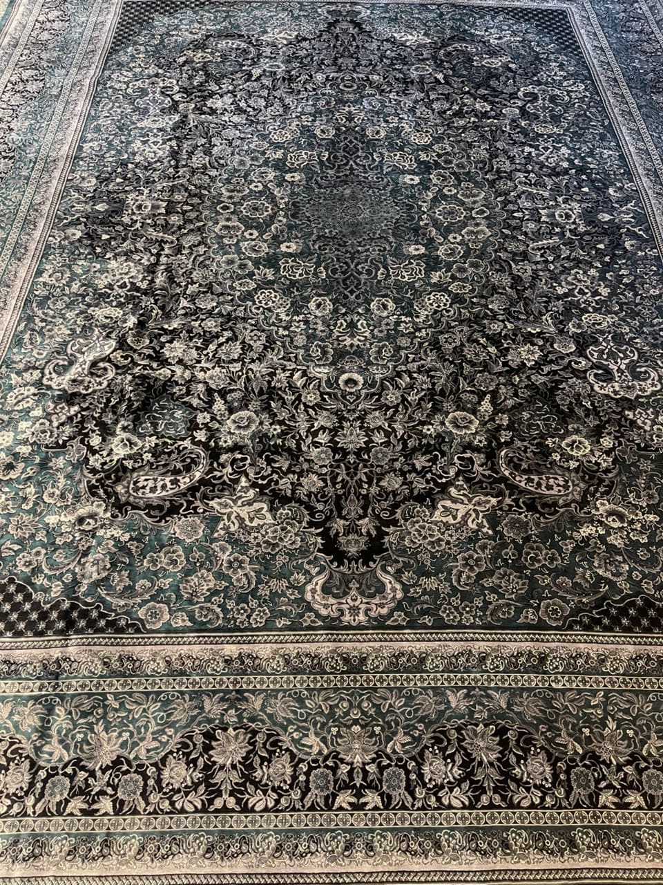 NEU 393×300 cm Handgeknüpfter Hossein Erami Ghom Seidenteppich „Golfarang – Dark Blue“ | 11,79 m² | 65,9 Raj | 12.585.600 Knoten | 100 % Seide H1