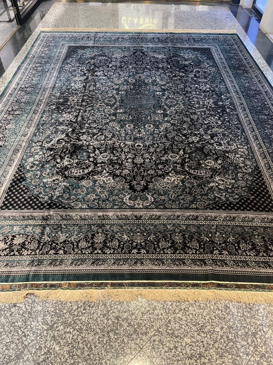 NEU 393×300 cm Handgeknüpfter Hossein Erami Ghom Seidenteppich „Golfarang – Dark Blue“ | 11,79 m² | 65,9 Raj | 12.585.600 Knoten | 100 % Seide H1