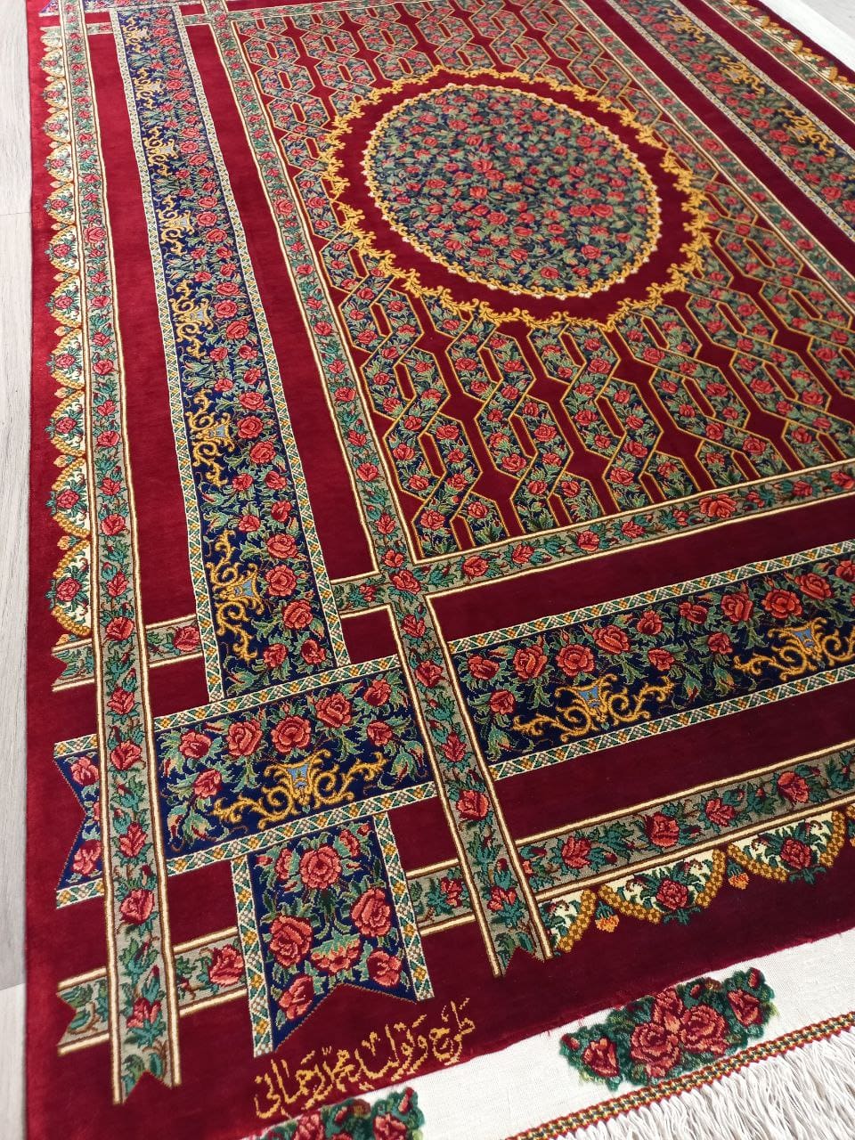 NEU 150×100 cm Handgeknüpfter Rahmani Ghom Seidenteppich „Sini Rose (Rose tray) – Red Edition“ | 1,50 m² | 70 Raj | 1.797.075 Knoten | 100 % Seide auf Seide H1