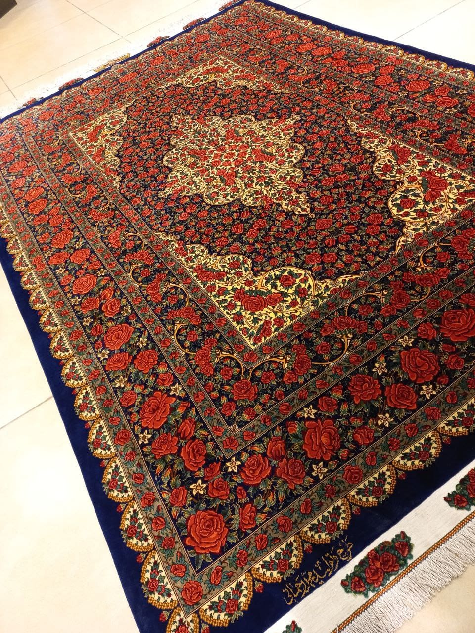 NEU 200×135 cm Handgeknüpfter ORIGINAL Rahmani Ghom Seidenteppich „Rose Classic – Lachak Toranj“ | 2,70 m² | 70 Raj | 3.234.735 Knoten | 100 % Seide auf Seide | Rot–Blau H1