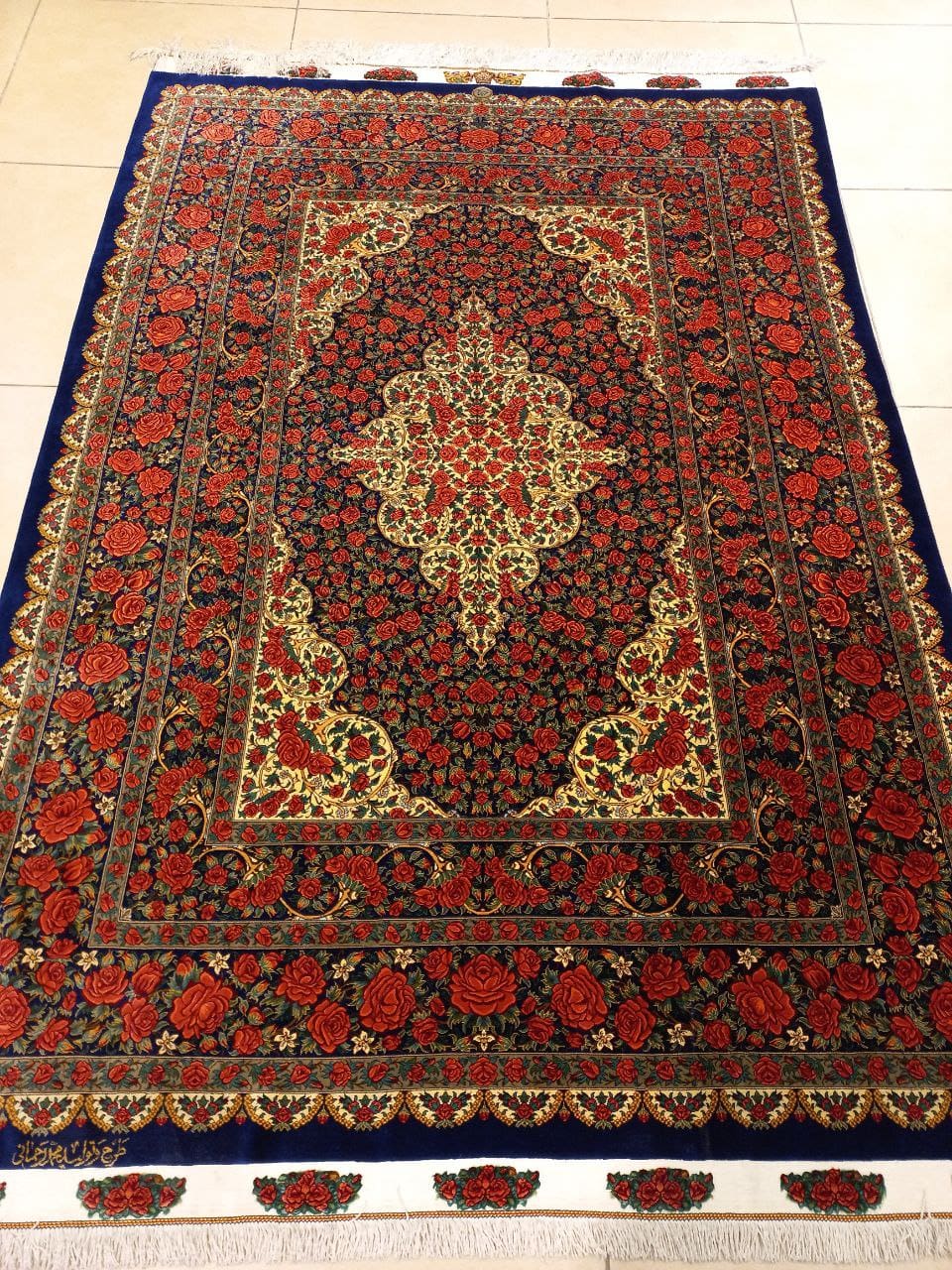 NEU 200×135 cm Handgeknüpfter ORIGINAL Rahmani Ghom Seidenteppich „Rose Classic – Lachak Toranj“ | 2,70 m² | 70 Raj | 3.234.735 Knoten | 100 % Seide auf Seide | Rot–Blau H1