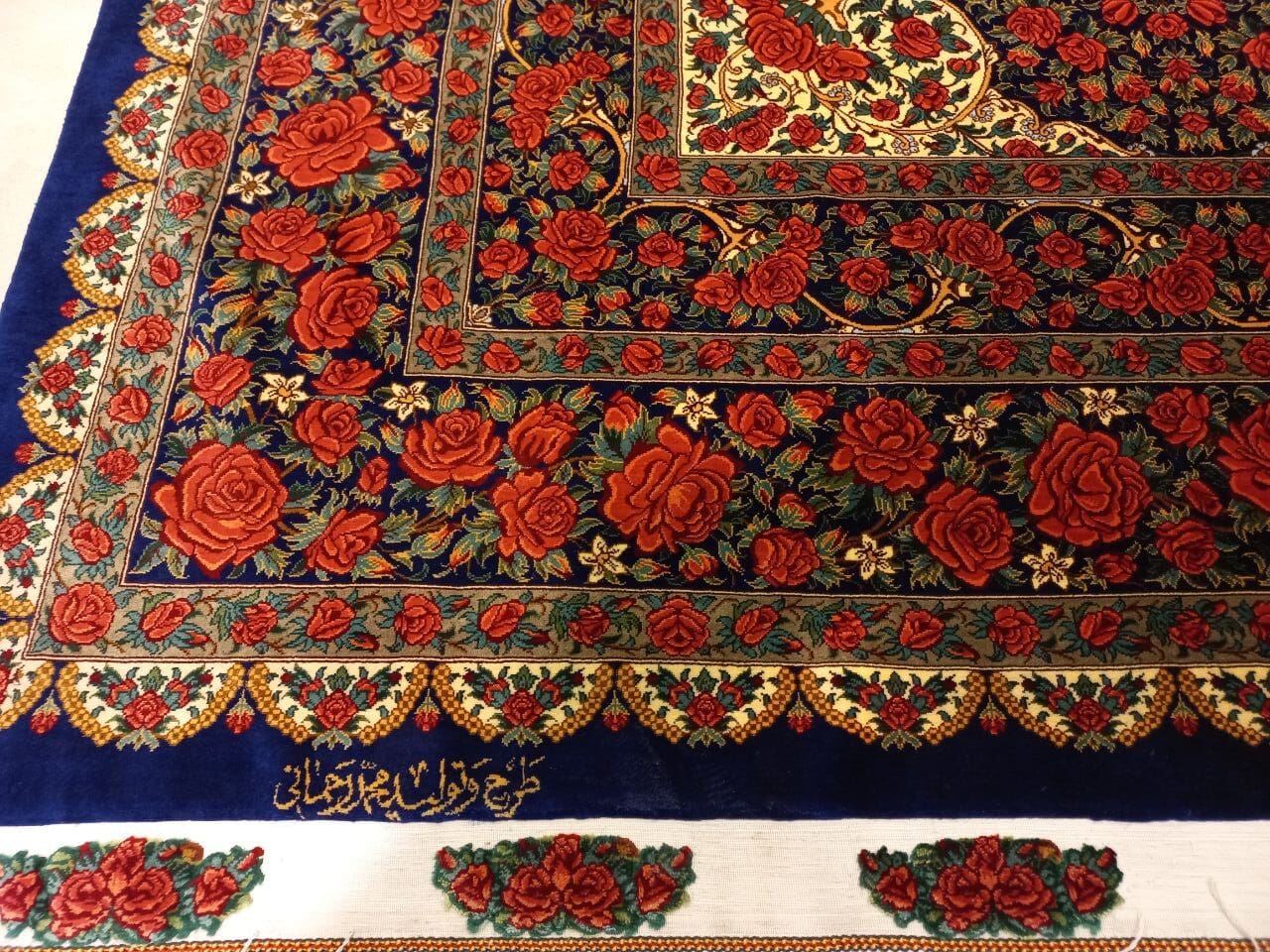 NEU 200×135 cm Handgeknüpfter ORIGINAL Rahmani Ghom Seidenteppich „Rose Classic – Lachak Toranj“ | 2,70 m² | 70 Raj | 3.234.735 Knoten | 100 % Seide auf Seide | Rot–Blau H1