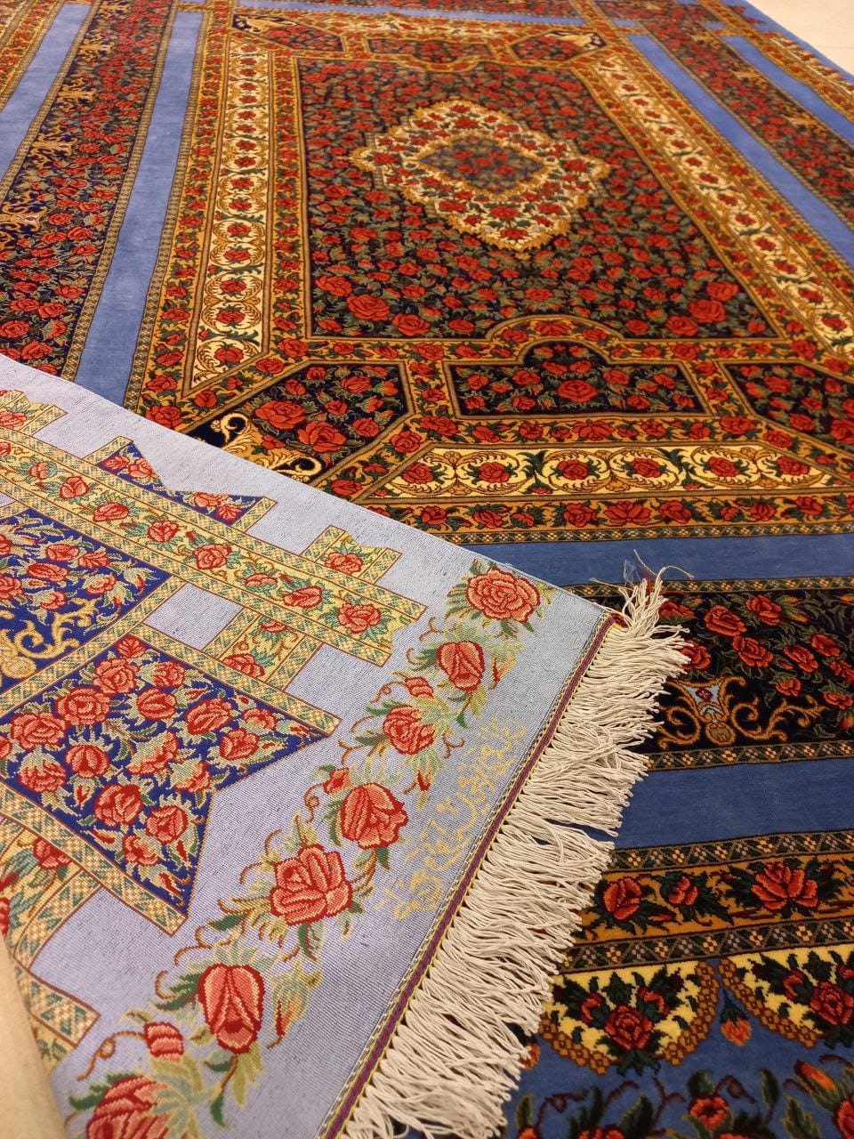 NEU 200×135 cm Handgeknüpfter ORIGINAL Rahmani Ghom Seidenteppich „Blue Edition – Rose Classic – Lachak Toranj“ | 2,70 m² | 70 Raj | 3.234.735 Knoten | 100 % Seide auf Seide | Rot–Blau H1