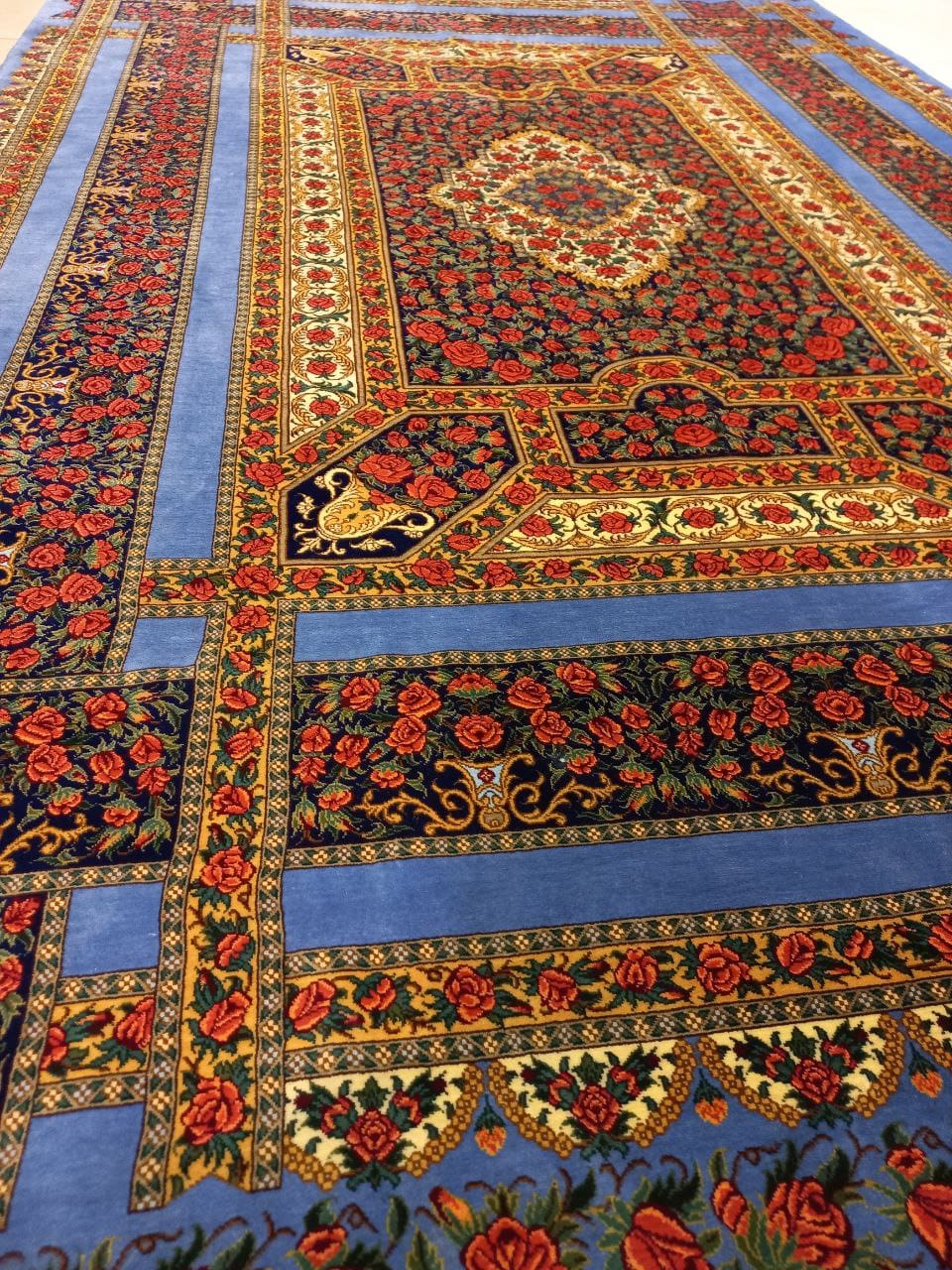 NEU 200×135 cm Handgeknüpfter ORIGINAL Rahmani Ghom Seidenteppich „Blue Edition – Rose Classic – Lachak Toranj“ | 2,70 m² | 70 Raj | 3.234.735 Knoten | 100 % Seide auf Seide | Rot–Blau H1