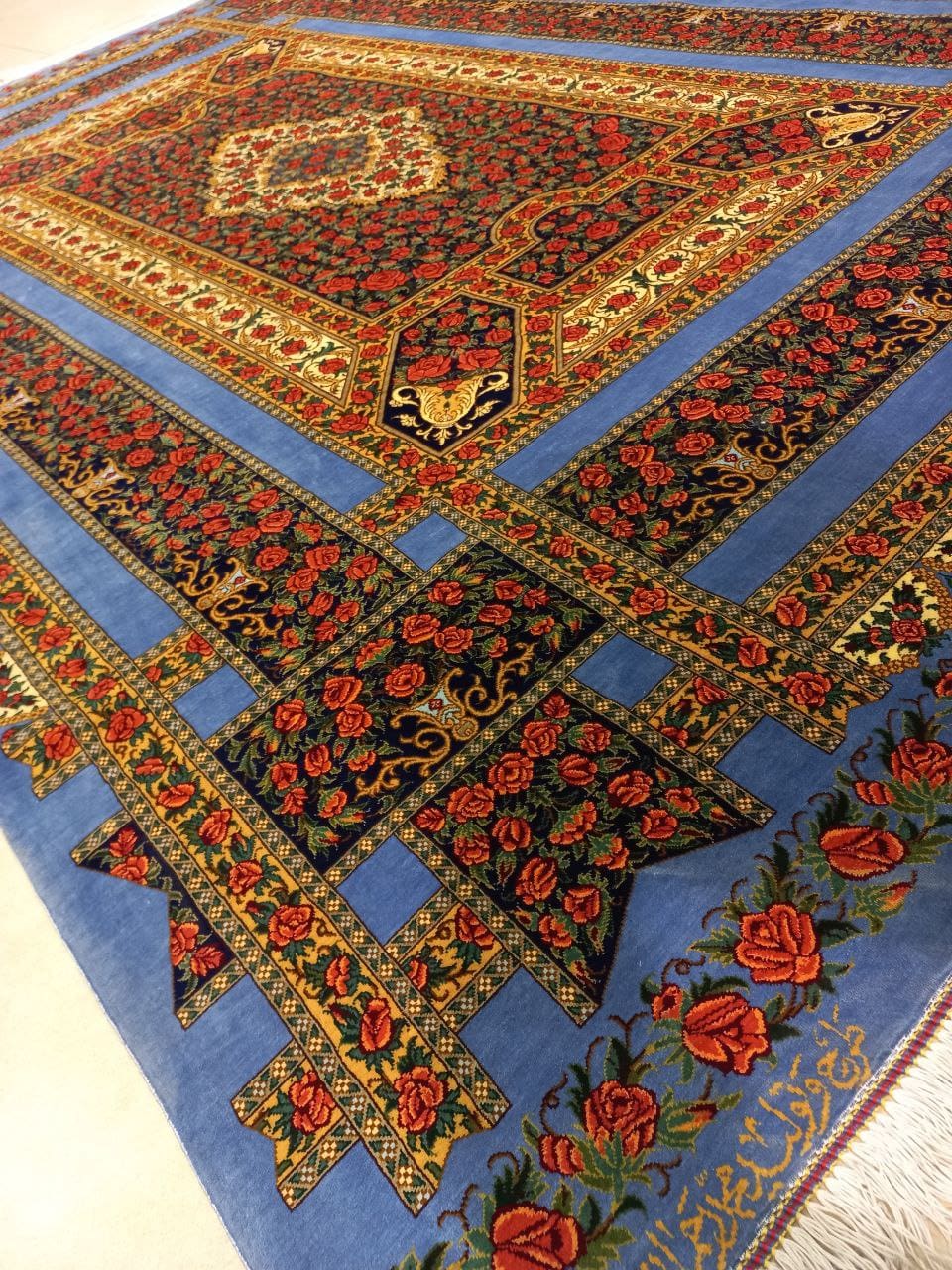 NEU 200×135 cm Handgeknüpfter ORIGINAL Rahmani Ghom Seidenteppich „Blue Edition – Rose Classic – Lachak Toranj“ | 2,70 m² | 70 Raj | 3.234.735 Knoten | 100 % Seide auf Seide | Rot–Blau H1