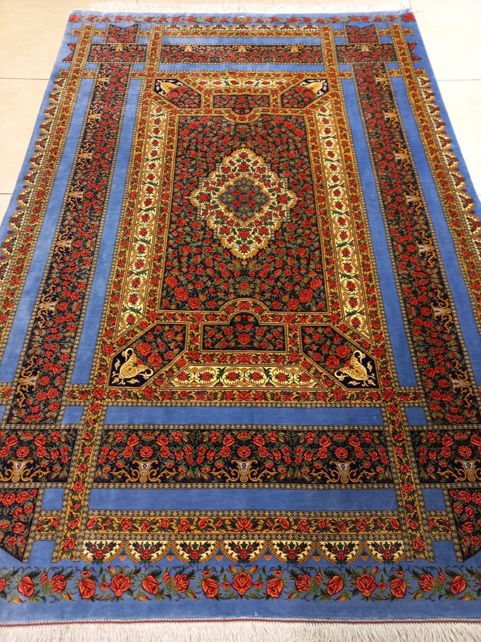 NEU 200×135 cm Handgeknüpfter ORIGINAL Rahmani Ghom Seidenteppich „Blue Edition – Rose Classic – Lachak Toranj“ | 2,70 m² | 70 Raj | 3.234.735 Knoten | 100 % Seide auf Seide | Rot–Blau H1