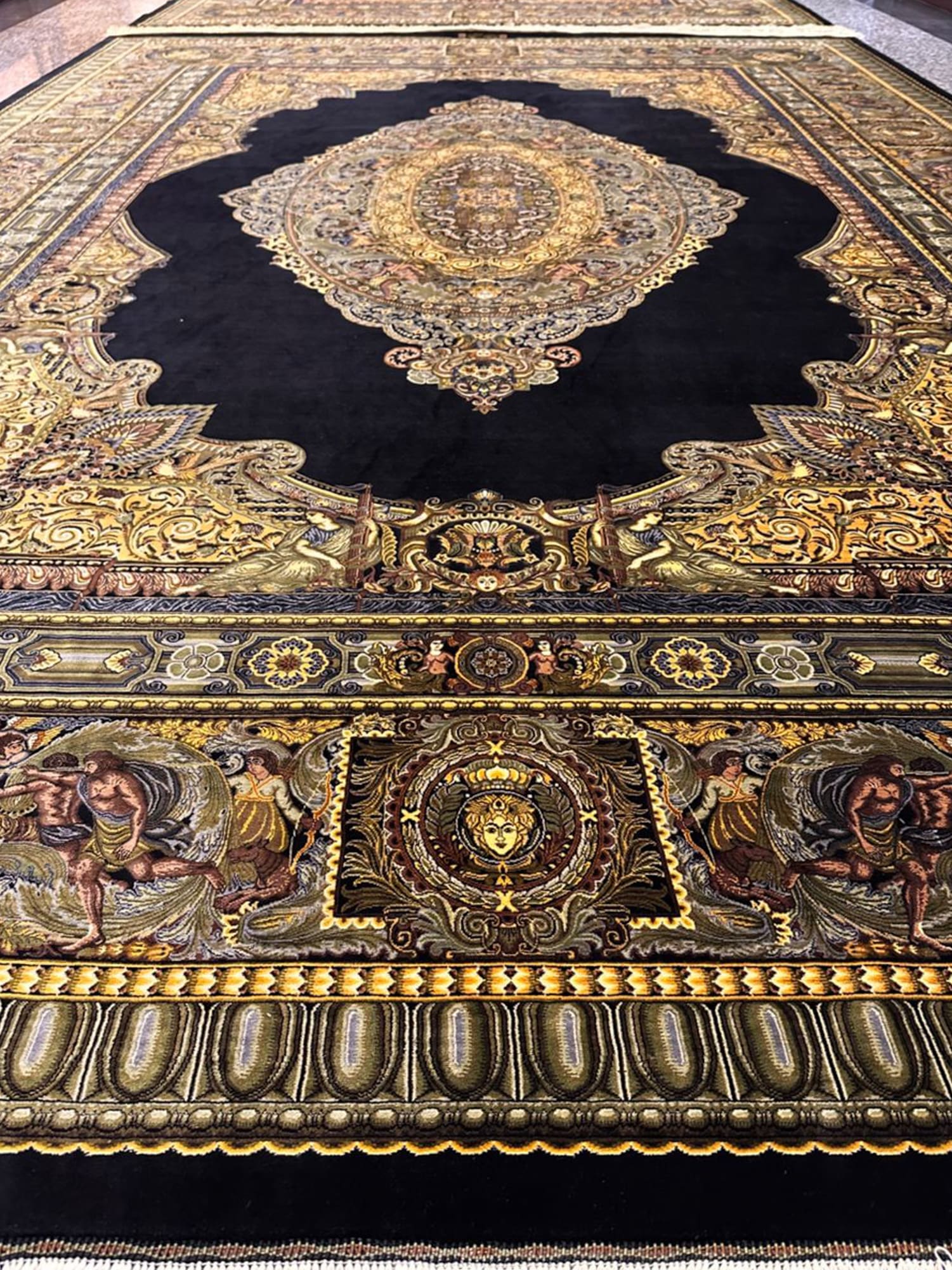 Paar (2×) Erami Ghom Seidenteppiche 350×250 cm | 70 Raj | 100 % Seide | „Black Gold – Lachak Toranj“ | Knotenzahl 17.857.140 | Arbeitsstunden Paar gesamt: 20.000 | Dauer: ca. 36–42 Monate (≈ 3–3,5 Jahre) H1