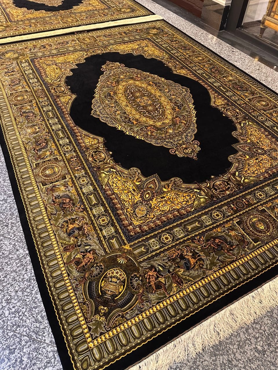 Paar (2×) Erami Ghom Seidenteppiche 350×250 cm | 70 Raj | 100 % Seide | „Black Gold – Lachak Toranj“ | Knotenzahl 17.857.140 | Arbeitsstunden Paar gesamt: 20.000 | Dauer: ca. 36–42 Monate (≈ 3–3,5 Jahre) H1