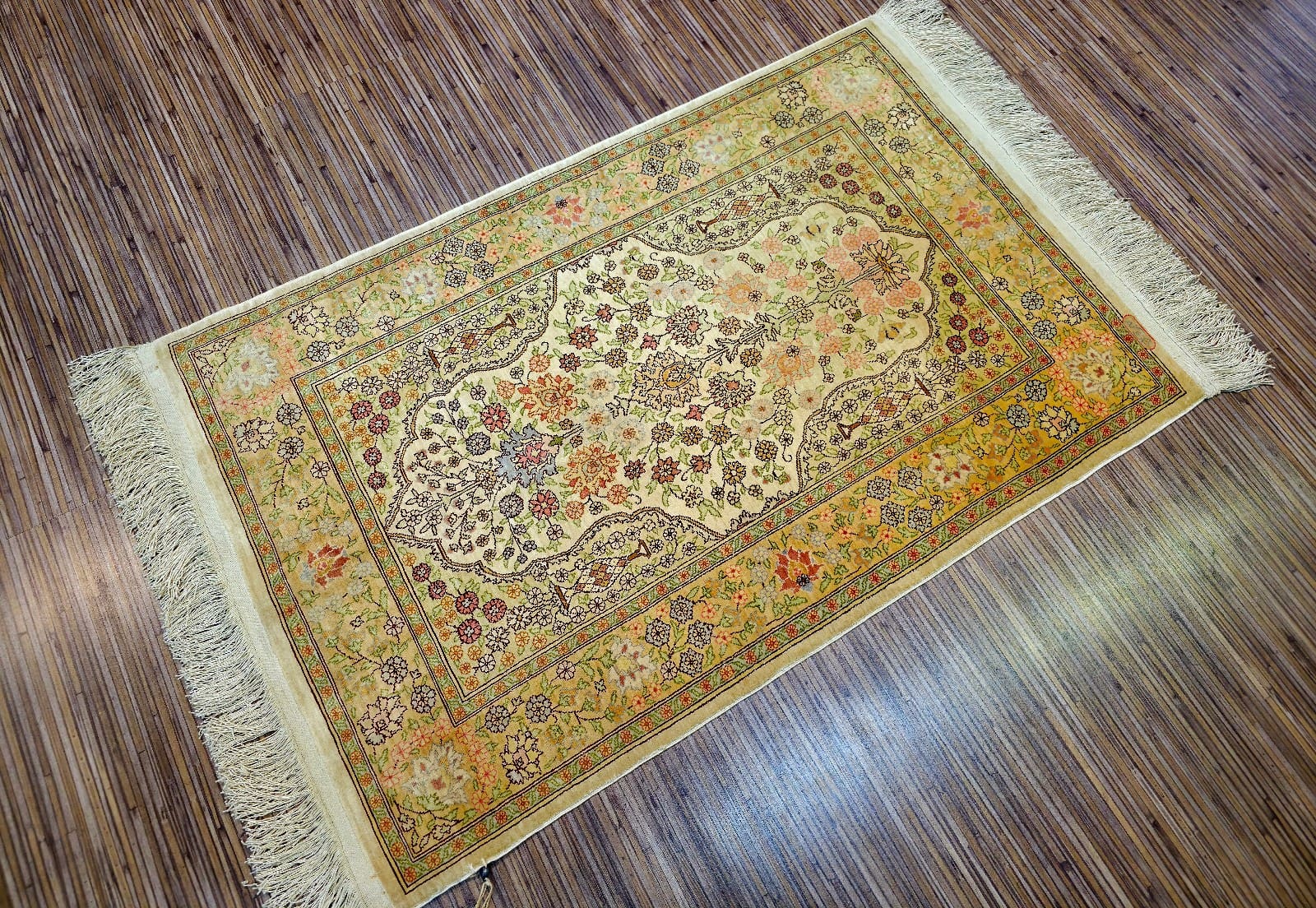 Hereke Orientteppich 97 × 62 cm aus Seide, handgeknüpft
