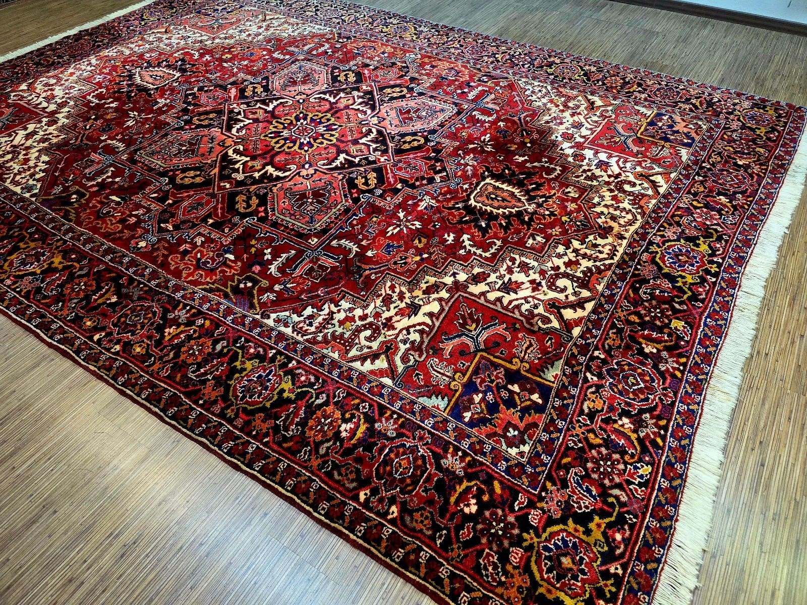 Handgeknüpfter Heriz Perserteppich 342 × 255 cm