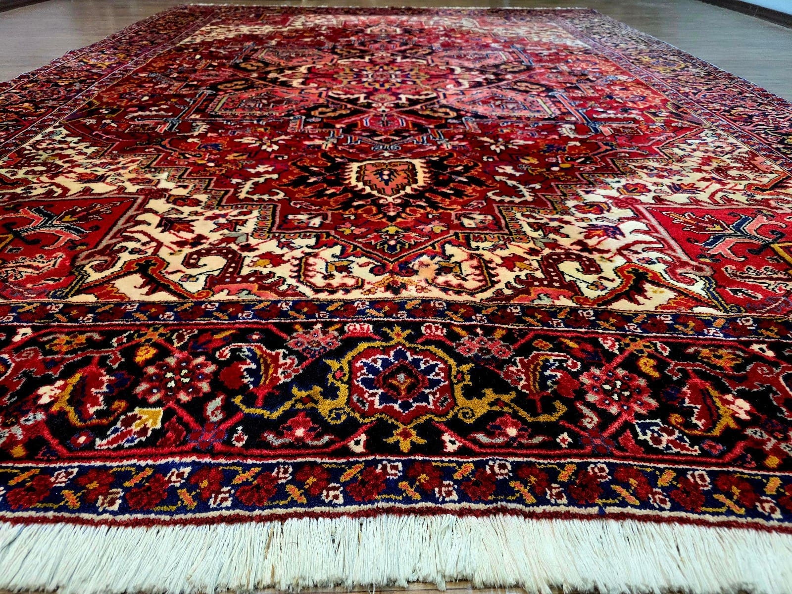 Handgeknüpfter Heriz Perserteppich 342 × 255 cm