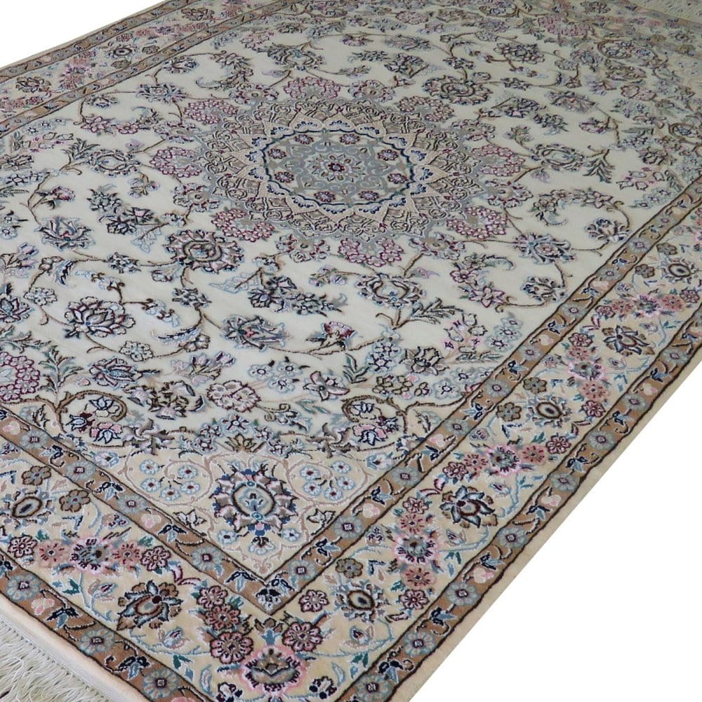Nain Perserteppich aus Iran, 135 × 210 cm