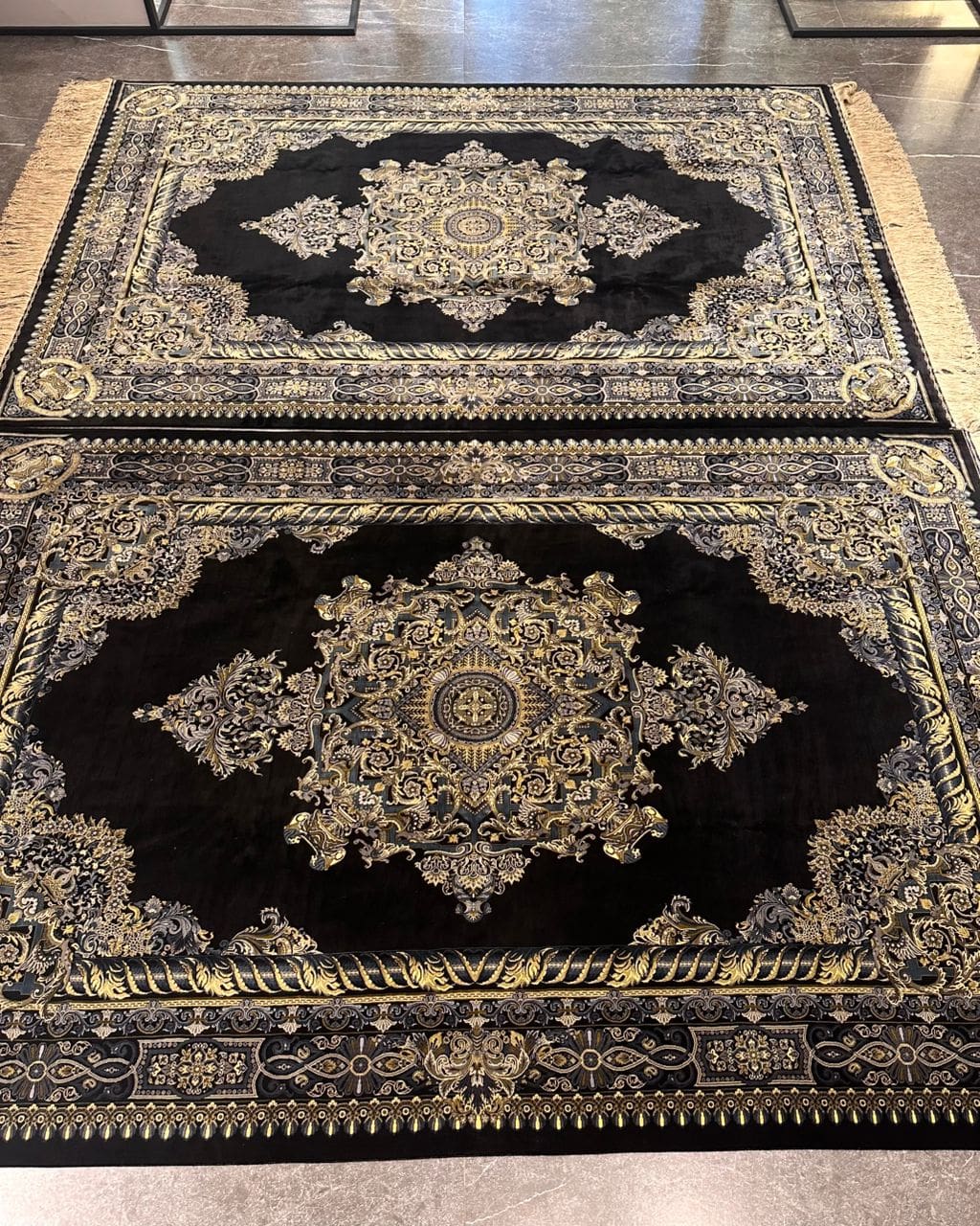 NEU PAAR (2×) 208×142 cm Handgeknüpfte Hossein Erami Ghom Seidenteppiche „Versace – Black“ | 5,90 m² | 71 Raj | 6.048.000 Knoten | 100 % Seide auf Seide H1