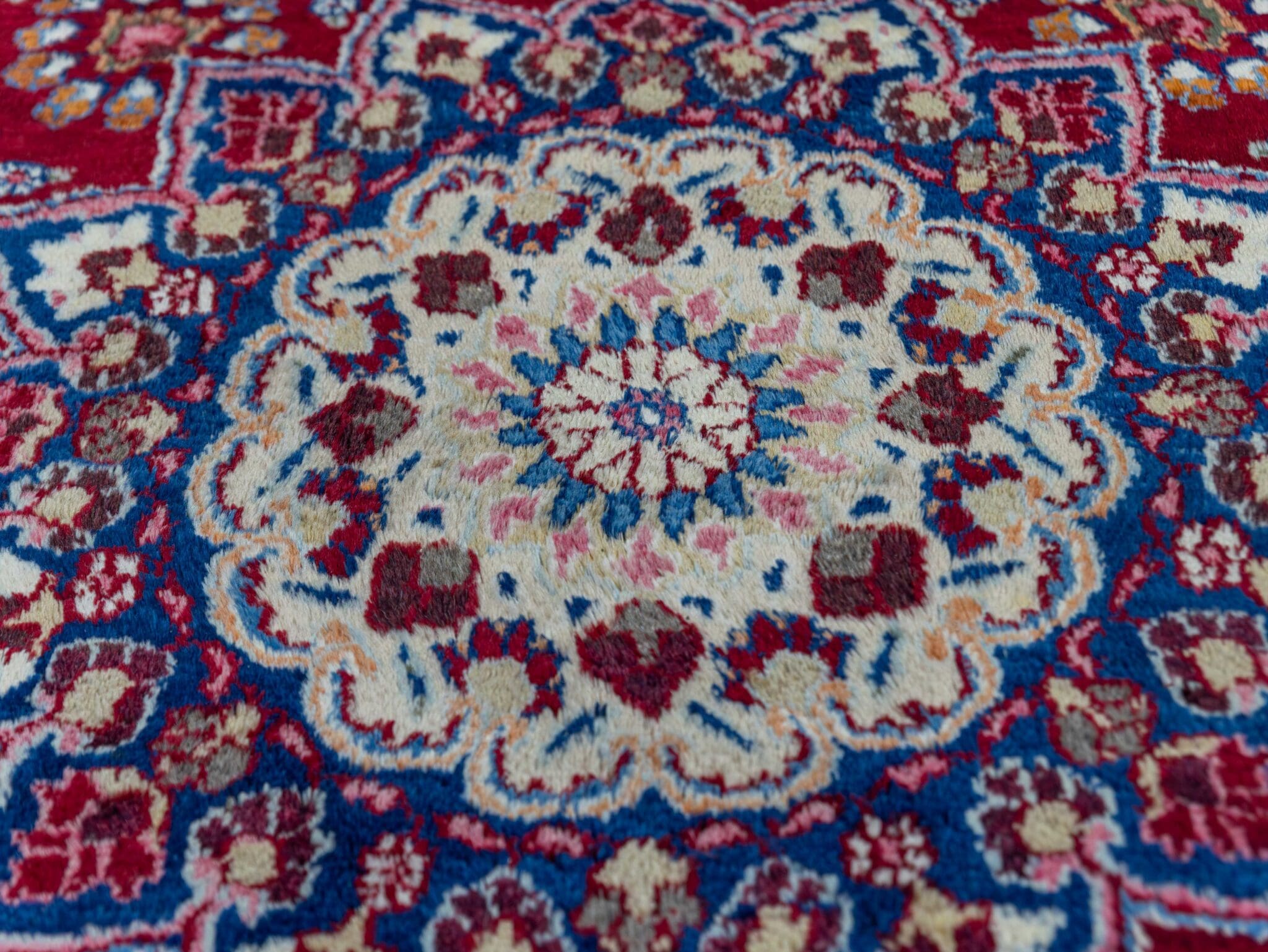 Mashhad Perserteppich aus Iran, 315 × 204 cm