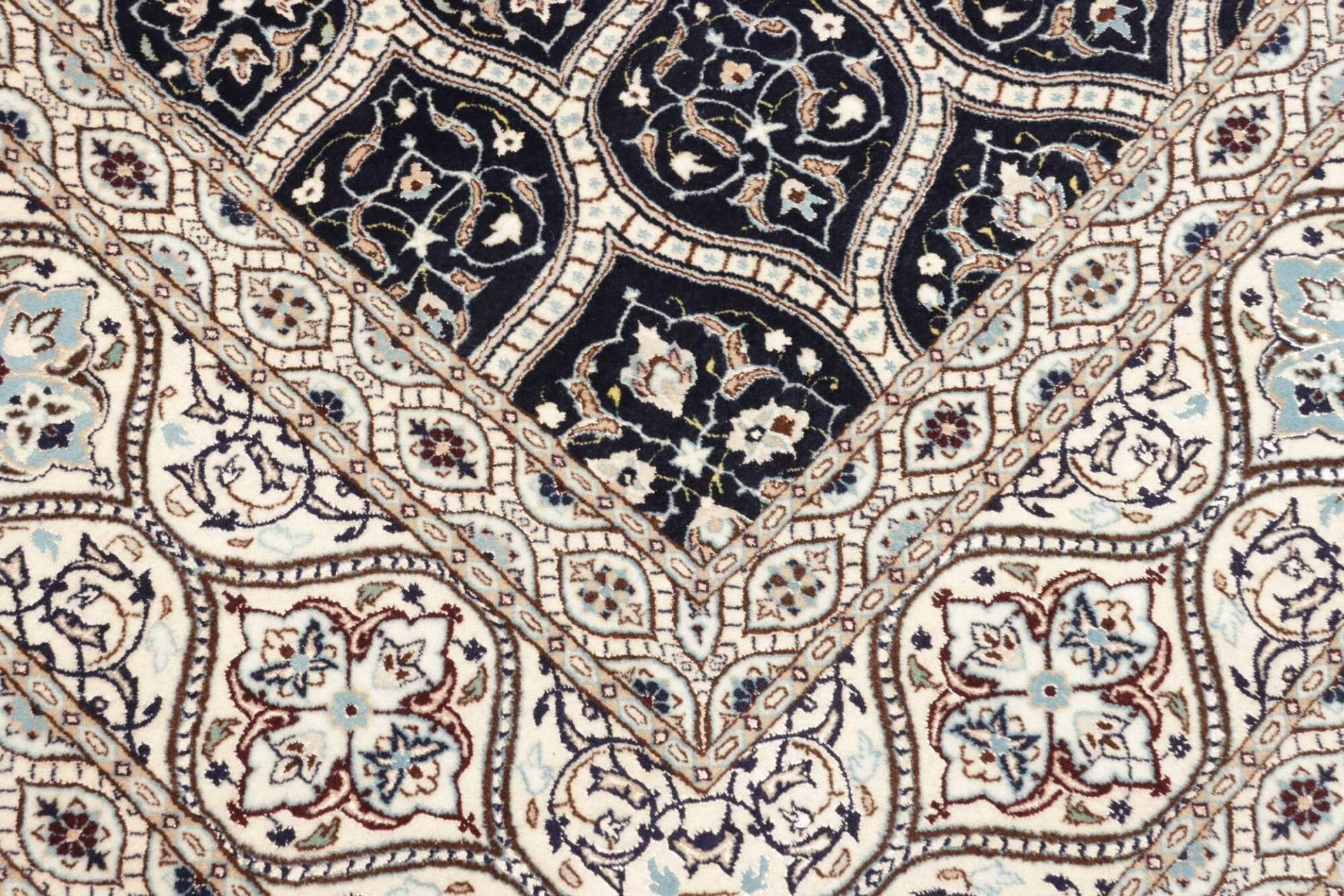 Handgeknüpfter Nain Perserteppich 213 × 311 cm