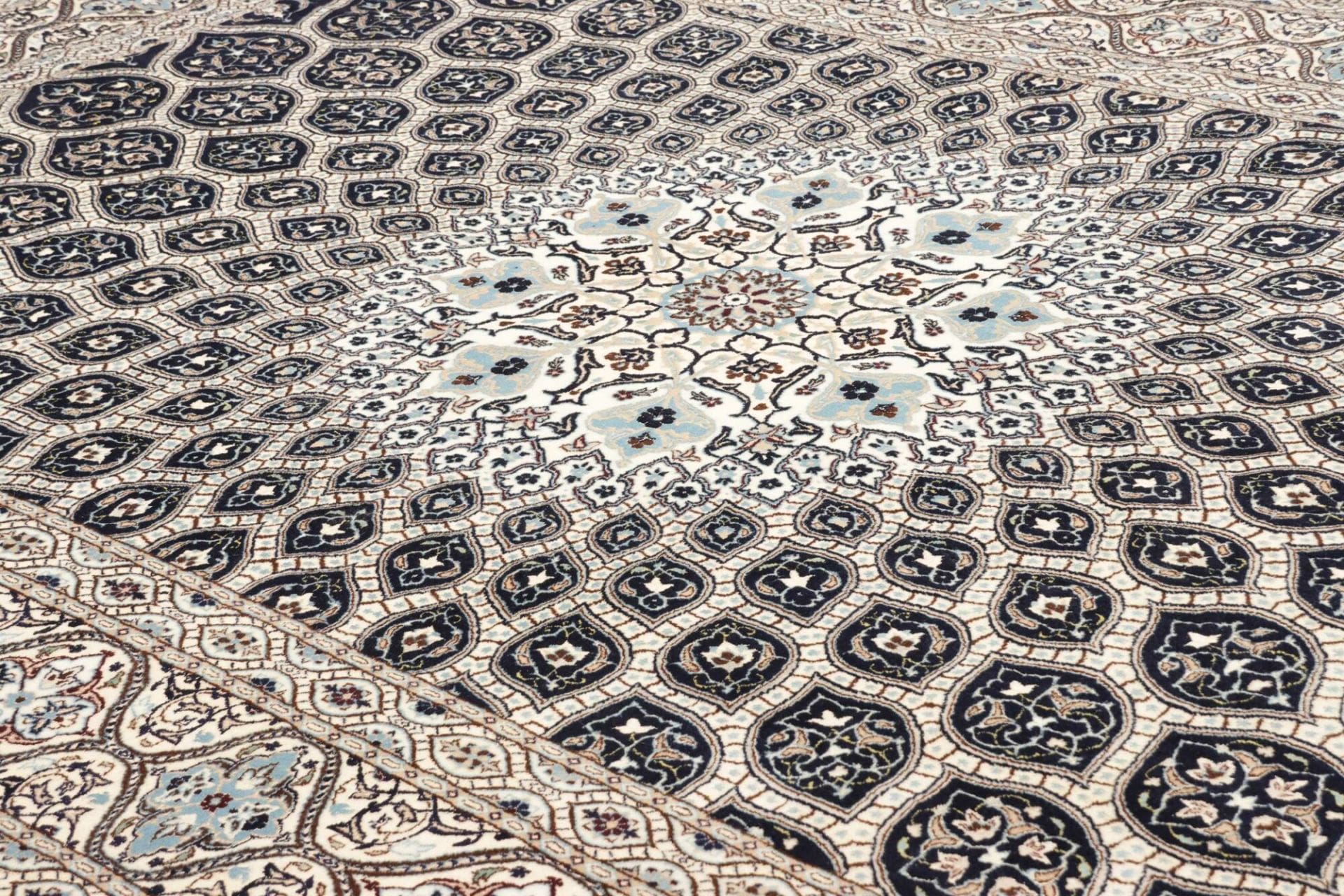 Handgeknüpfter Nain Perserteppich 213 × 311 cm