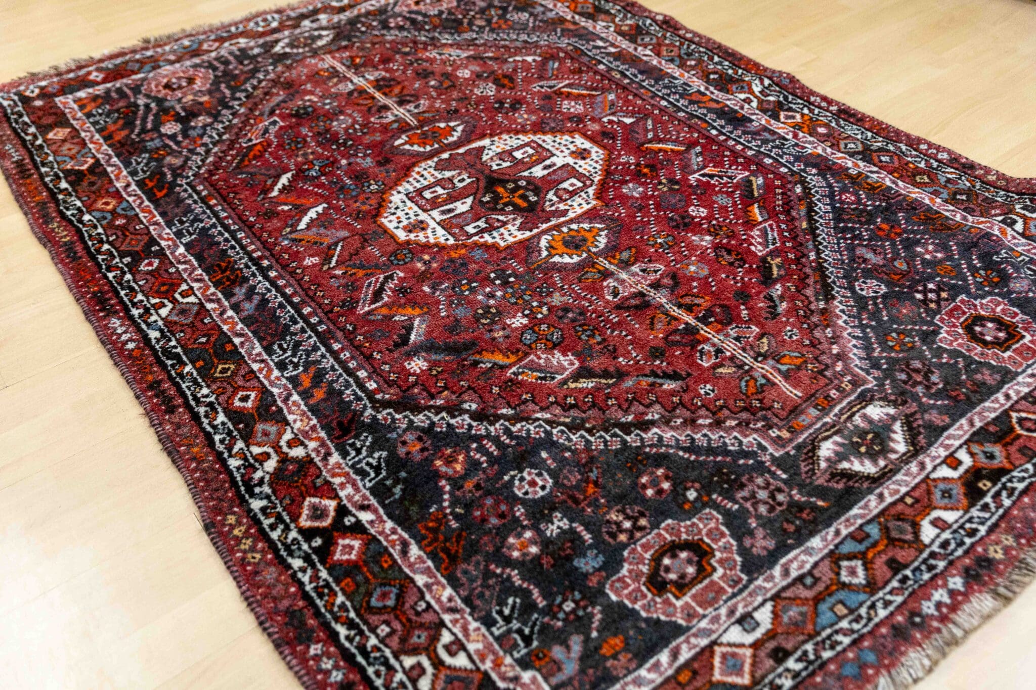 Handgeknüpfter Qashqai Perserteppich 203 × 147 cm