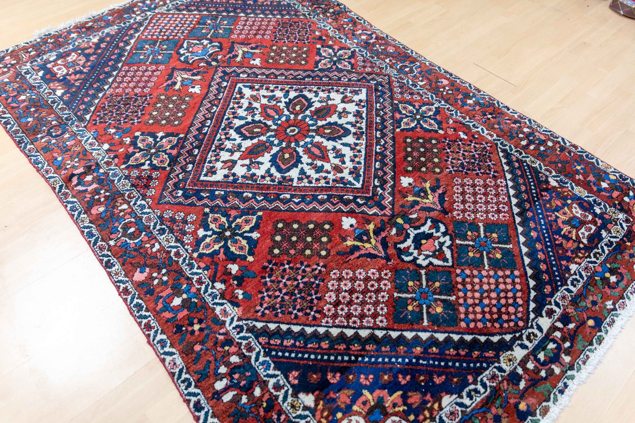 Handgeknüpfter Bakhtiari Perserteppich 220 × 140 cm