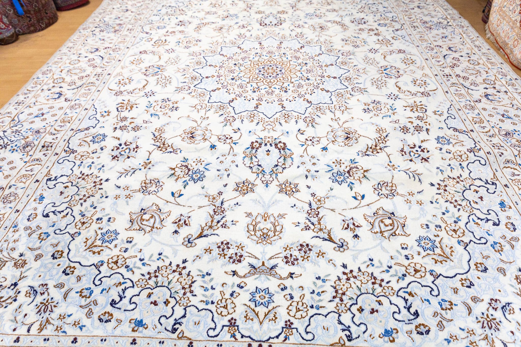 Nain Perserteppich aus Iran, 355 × 255 cm