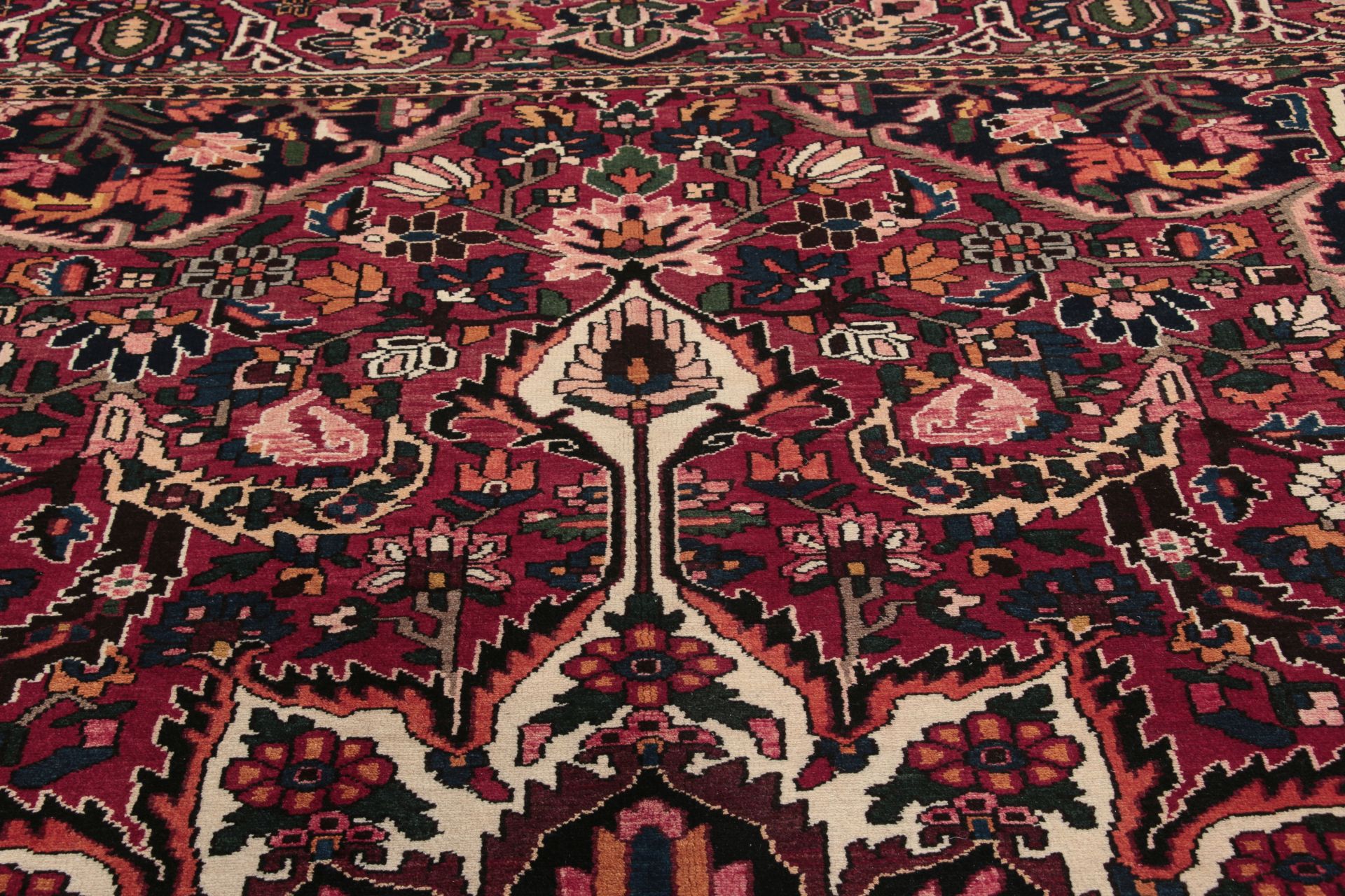 Bakhtiari Perserteppich 307 × 405 cm aus Wolle, handgeknüpft