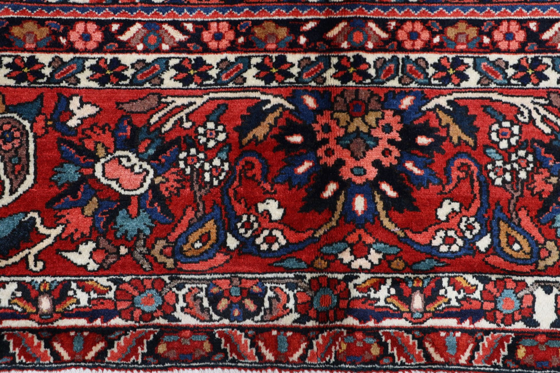 Bakhtiari Perserteppich 305 × 384 cm aus Wolle, handgeknüpft