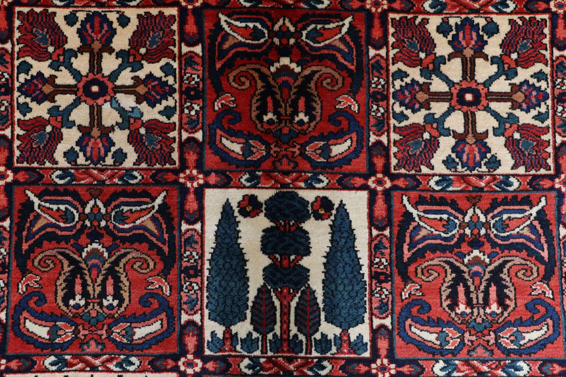 Bakhtiari Perserteppich 305 × 384 cm aus Wolle, handgeknüpft