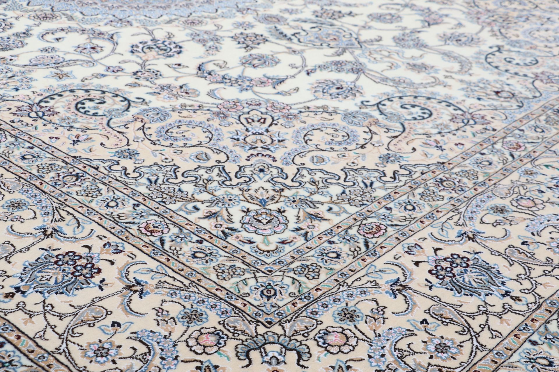 Nain Perserteppich 305 × 415 cm aus Wolle & Seide, handgeknüpft