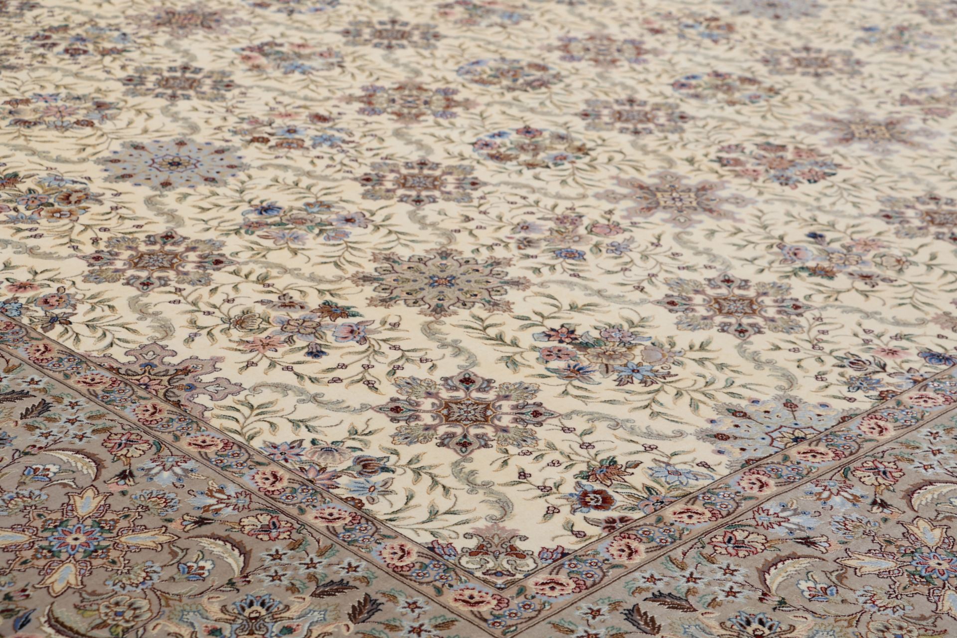 perserteppich-isfahan-290-x-385-cm-schurwolle-seide-handgeknupft-3 Isfahan Perserteppich 290 × 385 cm aus Wolle & Seide, handgeknüpft