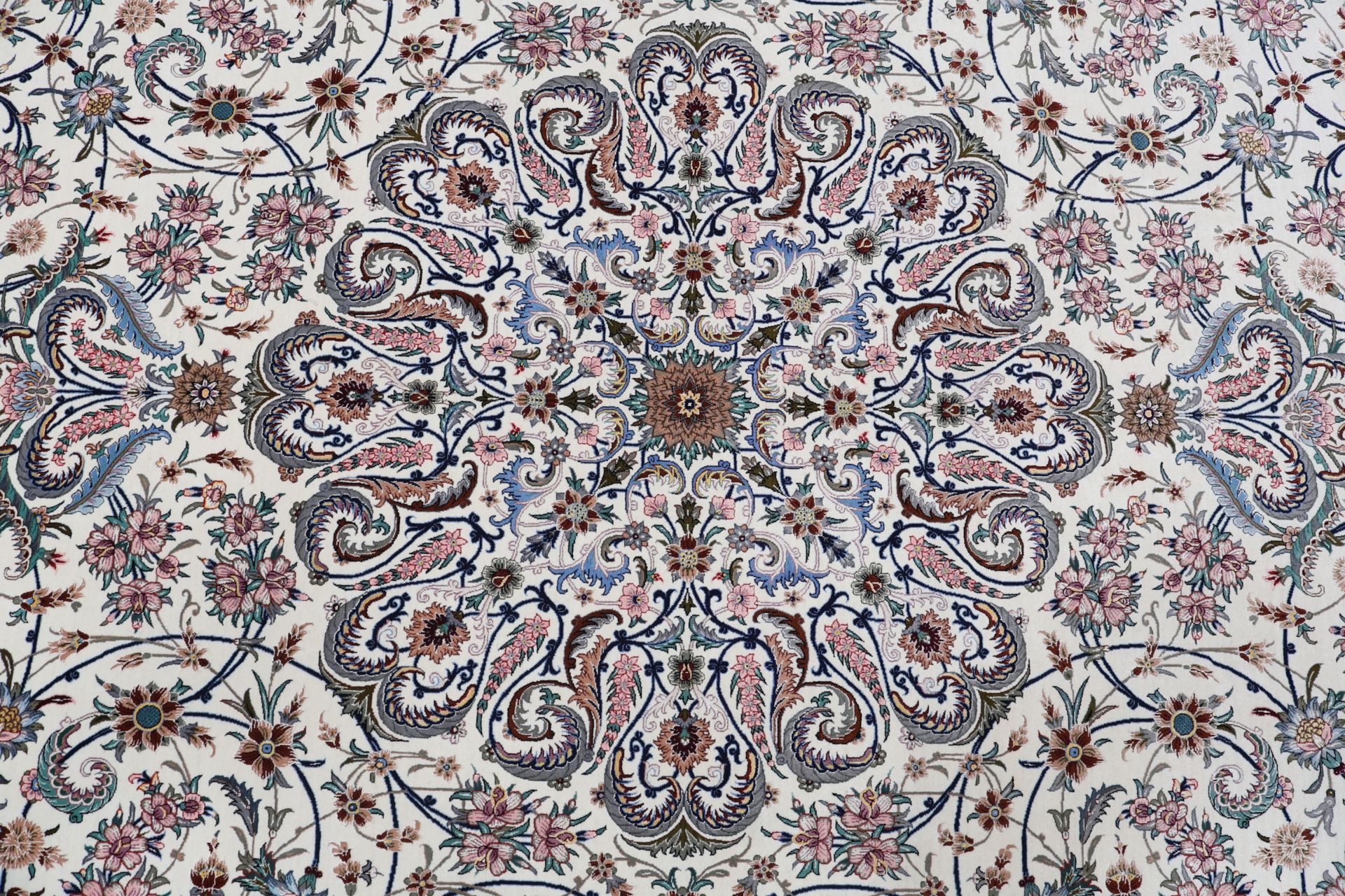 perserteppich-isfahan-300-x-415-cm-schurwolle-seide-handgeknupft-6 Handgeknüpfter Isfahan Perserteppich, 300 × 415 cm, Wolle & Seide