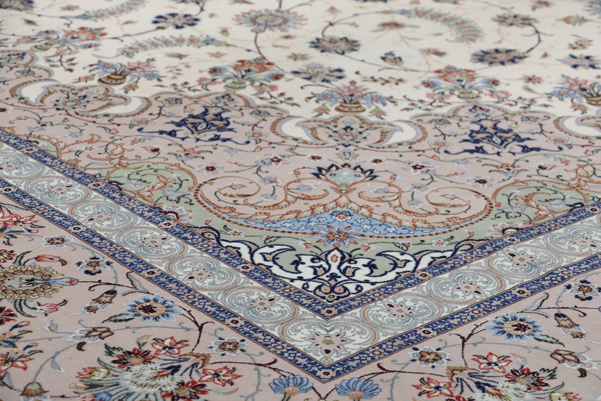 perserteppich-isfahan-315-x-425-cm-schurwolle-seide-handgeknupft-3 Handgeknüpfter Isfahan Perserteppich, 315 × 425 cm, Wolle & Seide