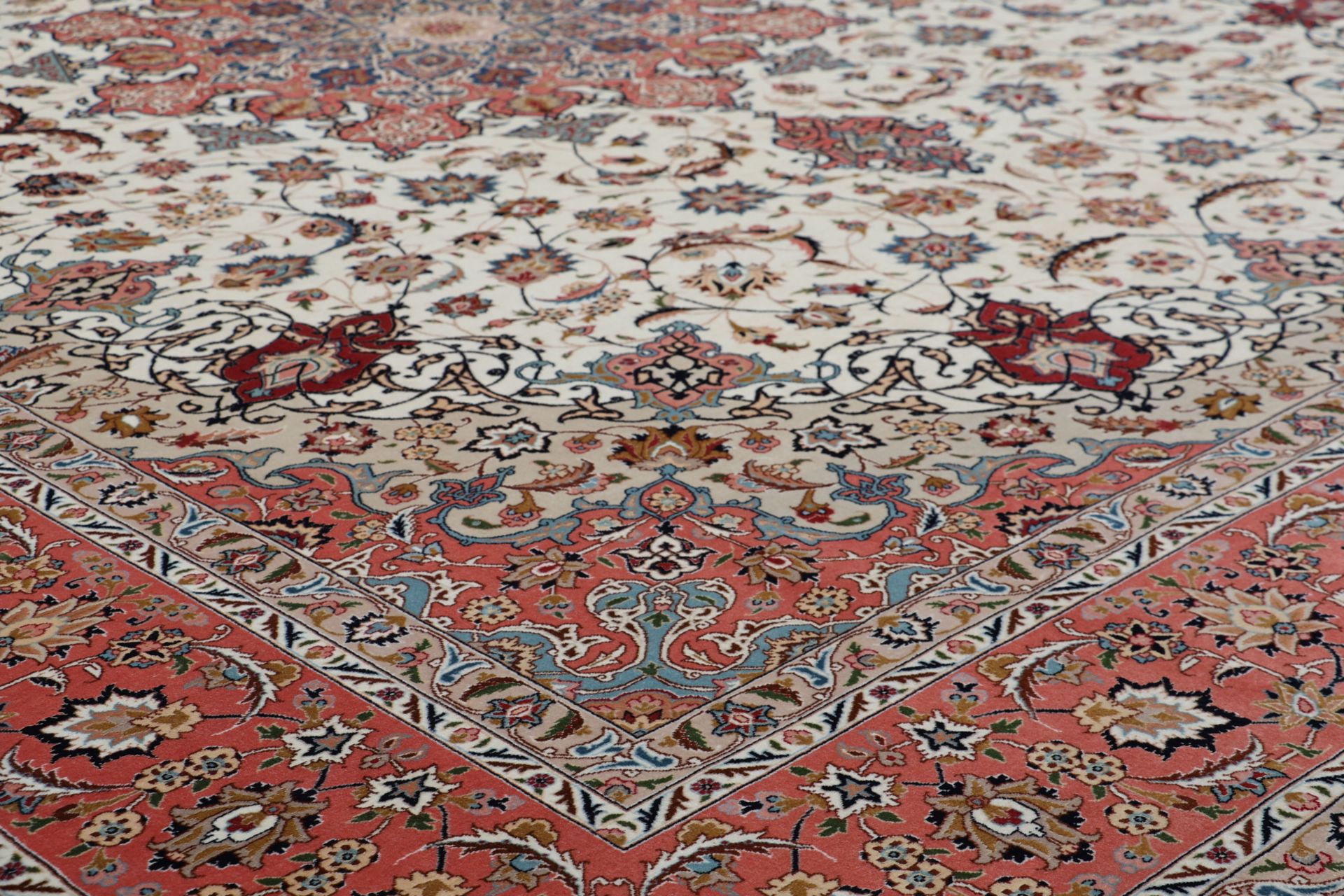 perserteppich-tabriz-300-x-380-cm-schurwolle-seide-handgeknupft-3 Täbriz Perserteppich 300 × 380 cm aus Wolle & Seide, handgeknüpft