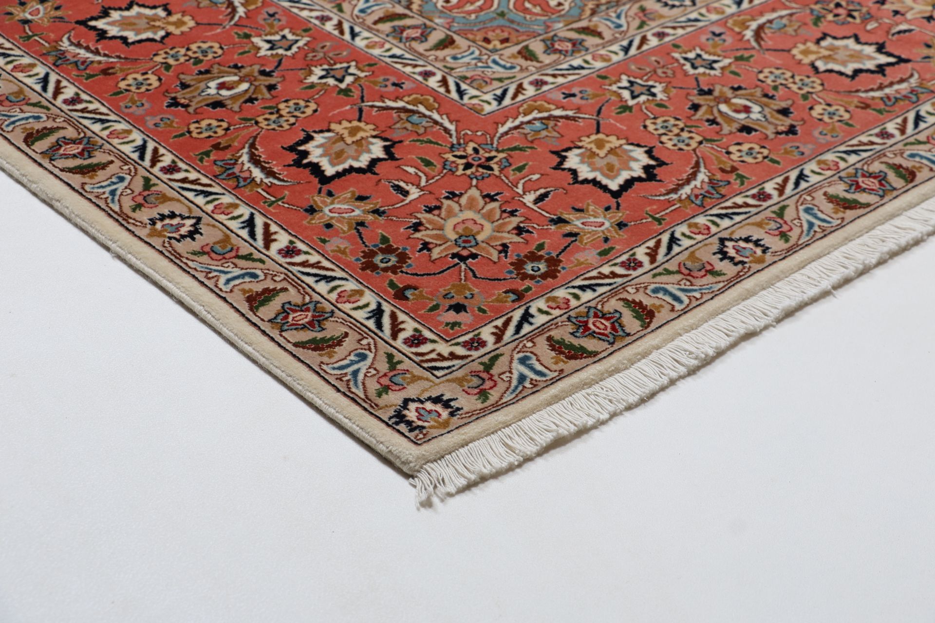 perserteppich-tabriz-300-x-380-cm-schurwolle-seide-handgeknupft-4 Täbriz Perserteppich 300 × 380 cm aus Wolle & Seide, handgeknüpft