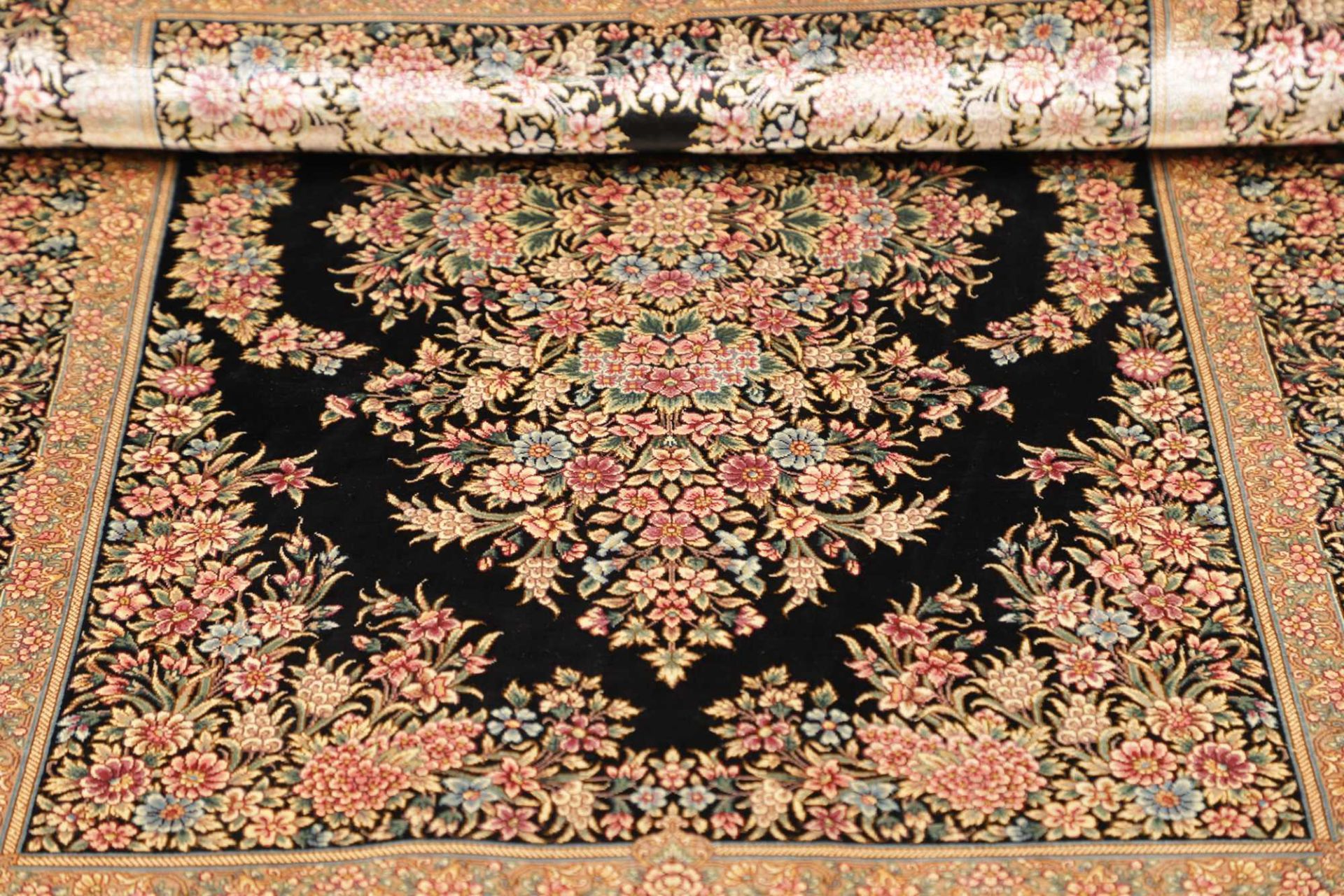Handgeknüpfter Ghom Perserteppich, 85 × 122 cm, Seide