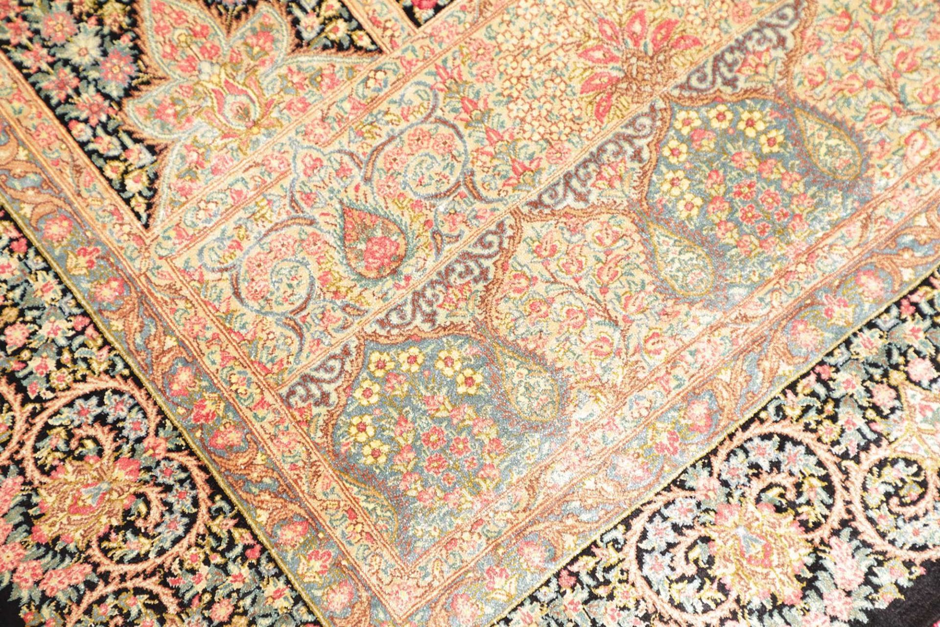 Ghom Perserteppich 83 × 117 cm aus Seide, handgeknüpft