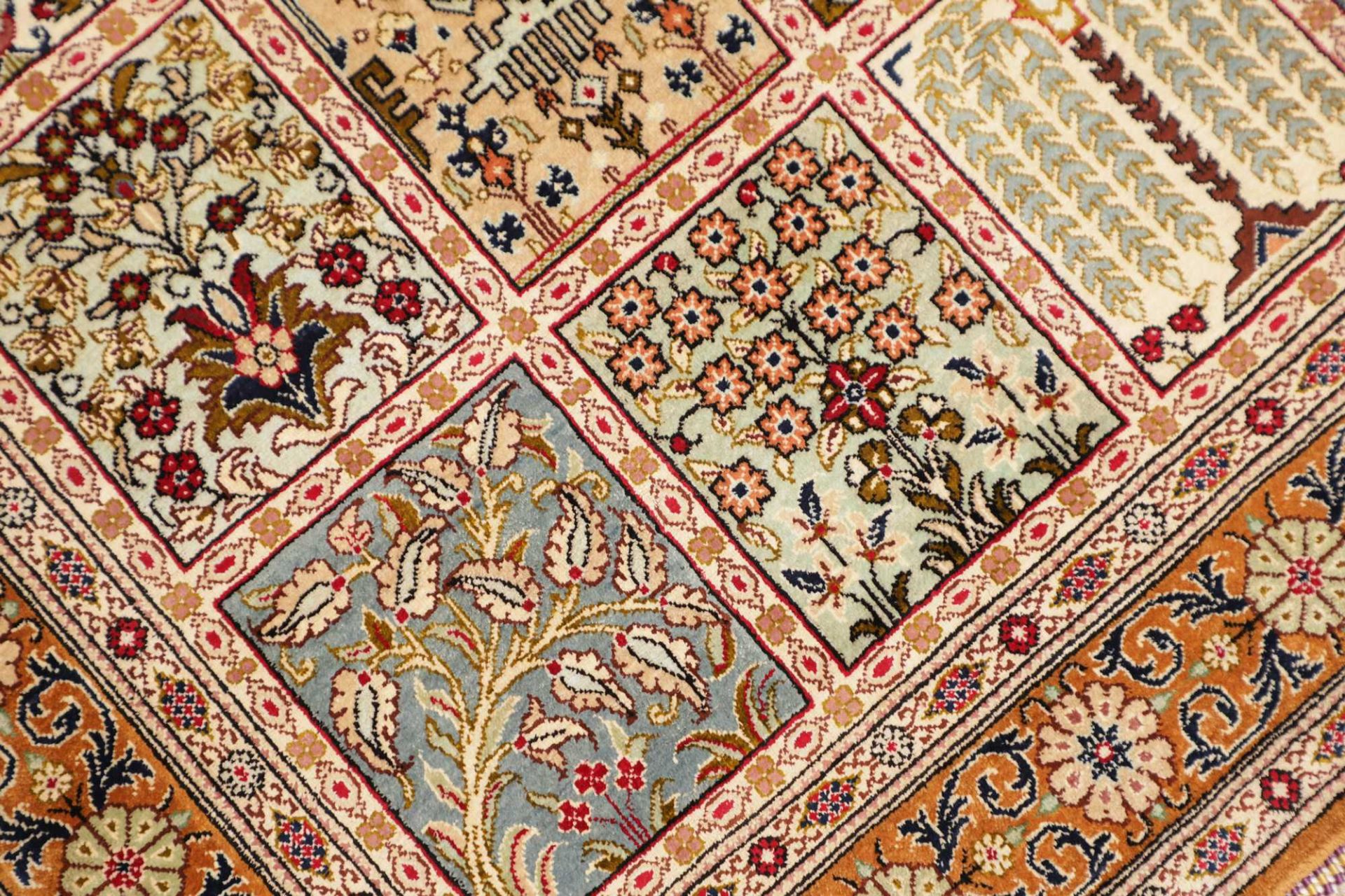 perserteppich-ghom-81-x-119-cm-seide-handgeknupft-exklusiv-6 Ghom Perserteppich 81 × 119 cm aus Seide, handgeknüpft