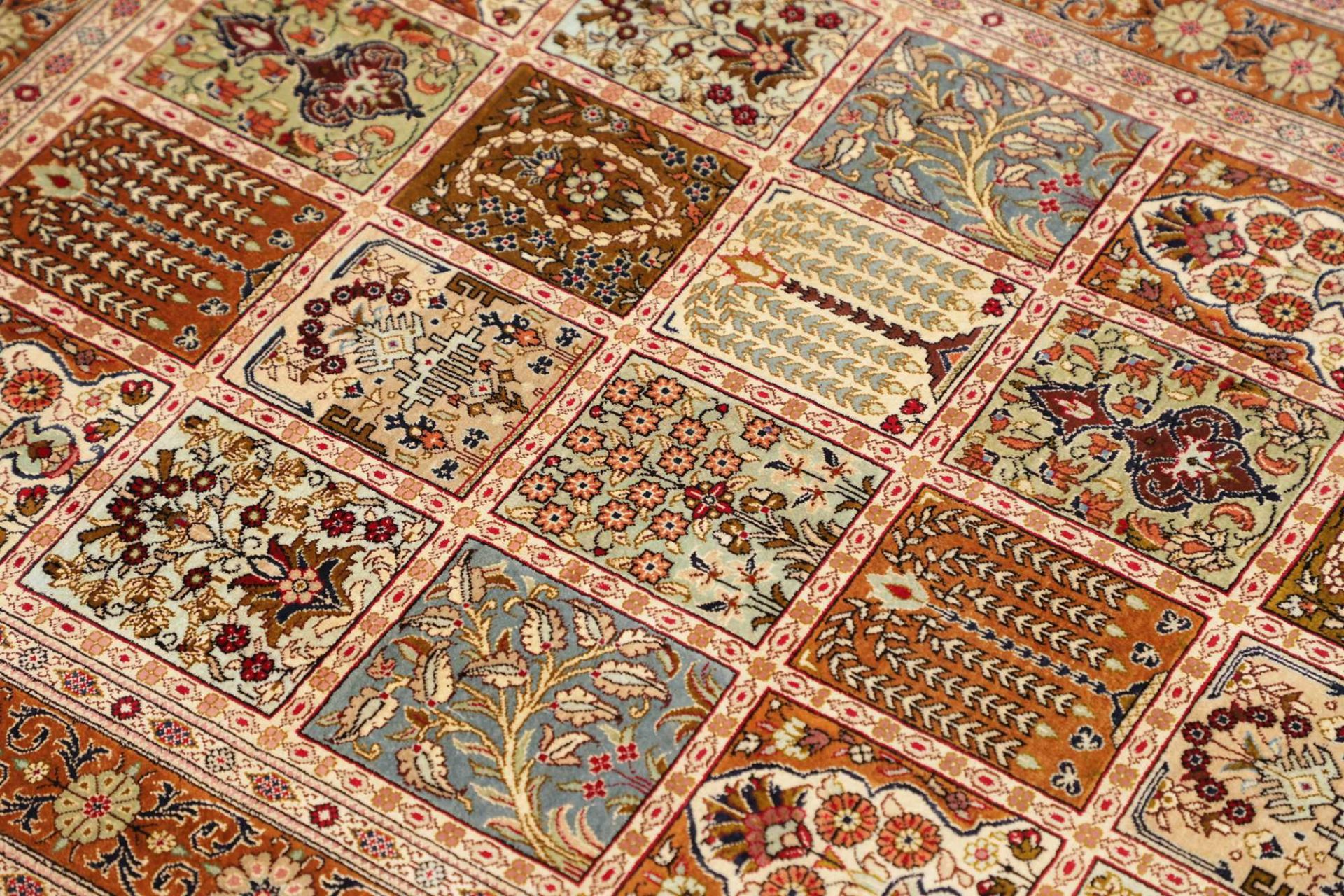 perserteppich-ghom-81-x-119-cm-seide-handgeknupft-exklusiv-7 Ghom Perserteppich 81 × 119 cm aus Seide, handgeknüpft
