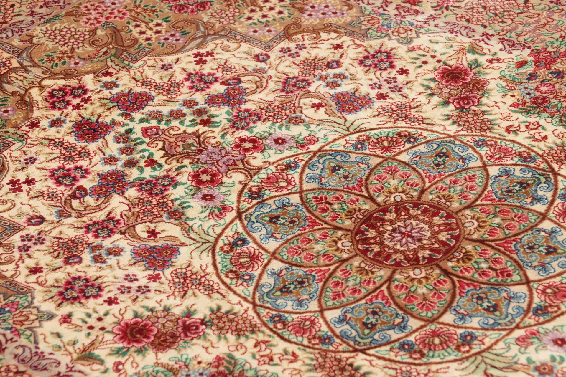 Handgeknüpfter Ghom Perserteppich, 82 × 117 cm, Seide